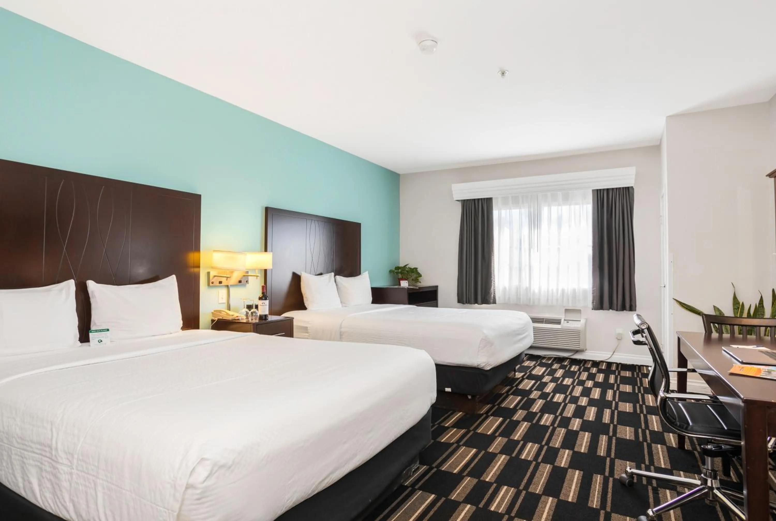 Shower, Bed in The Hotel Oceanside