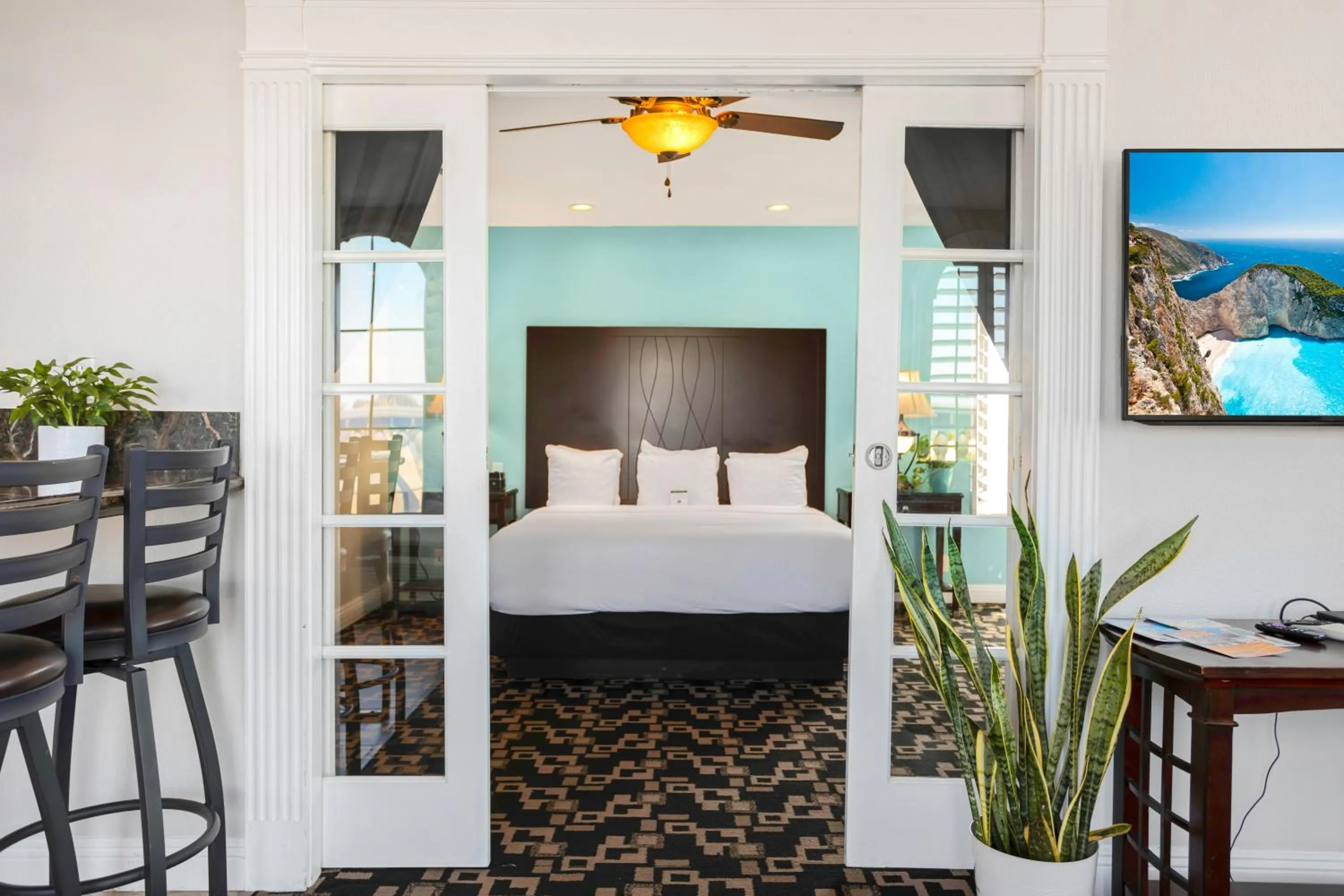 Communal lounge/ TV room, Bed in The Hotel Oceanside