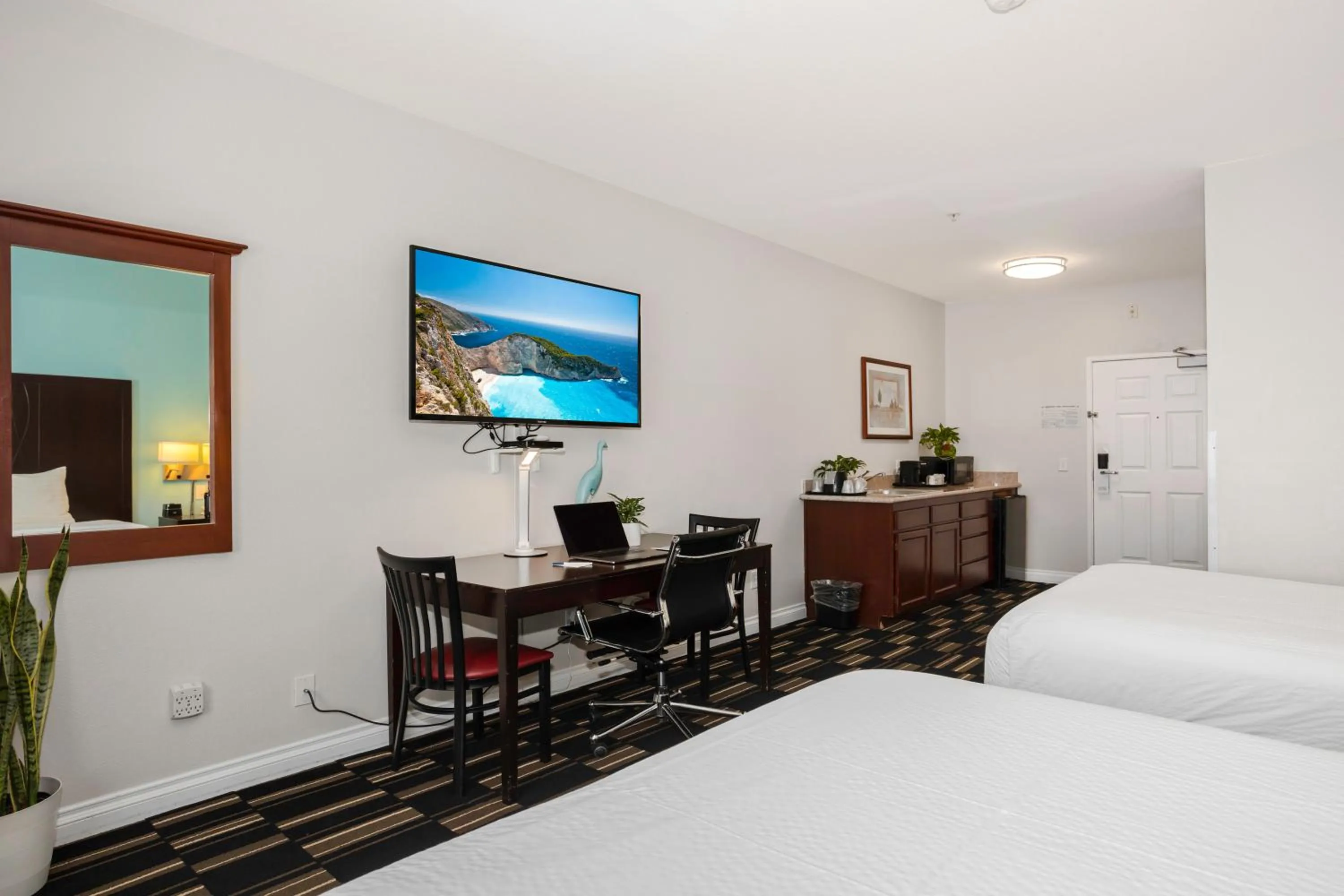 TV and multimedia, Bed in The Hotel Oceanside