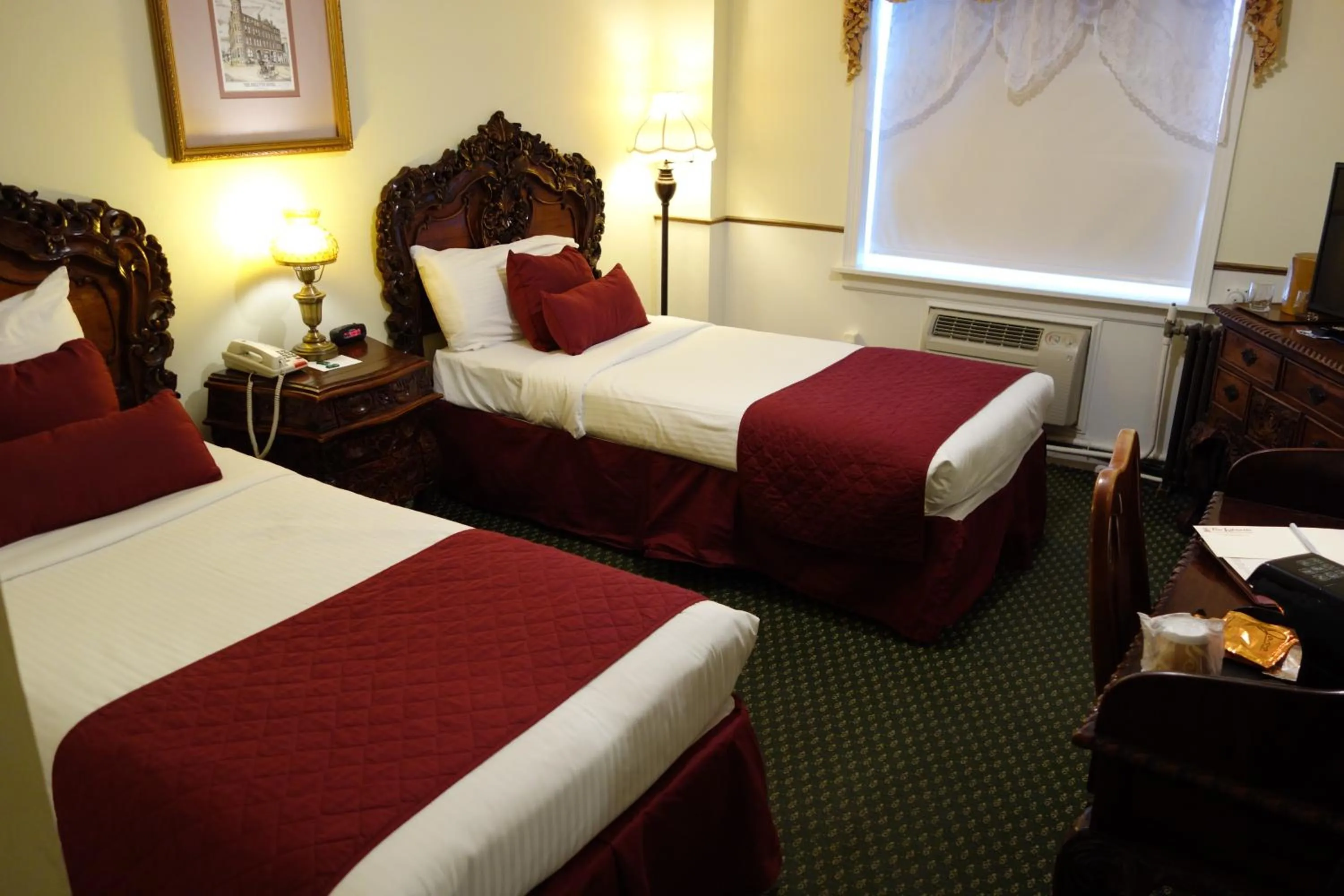 Property building, Bed in Lafayette Hotel Marietta