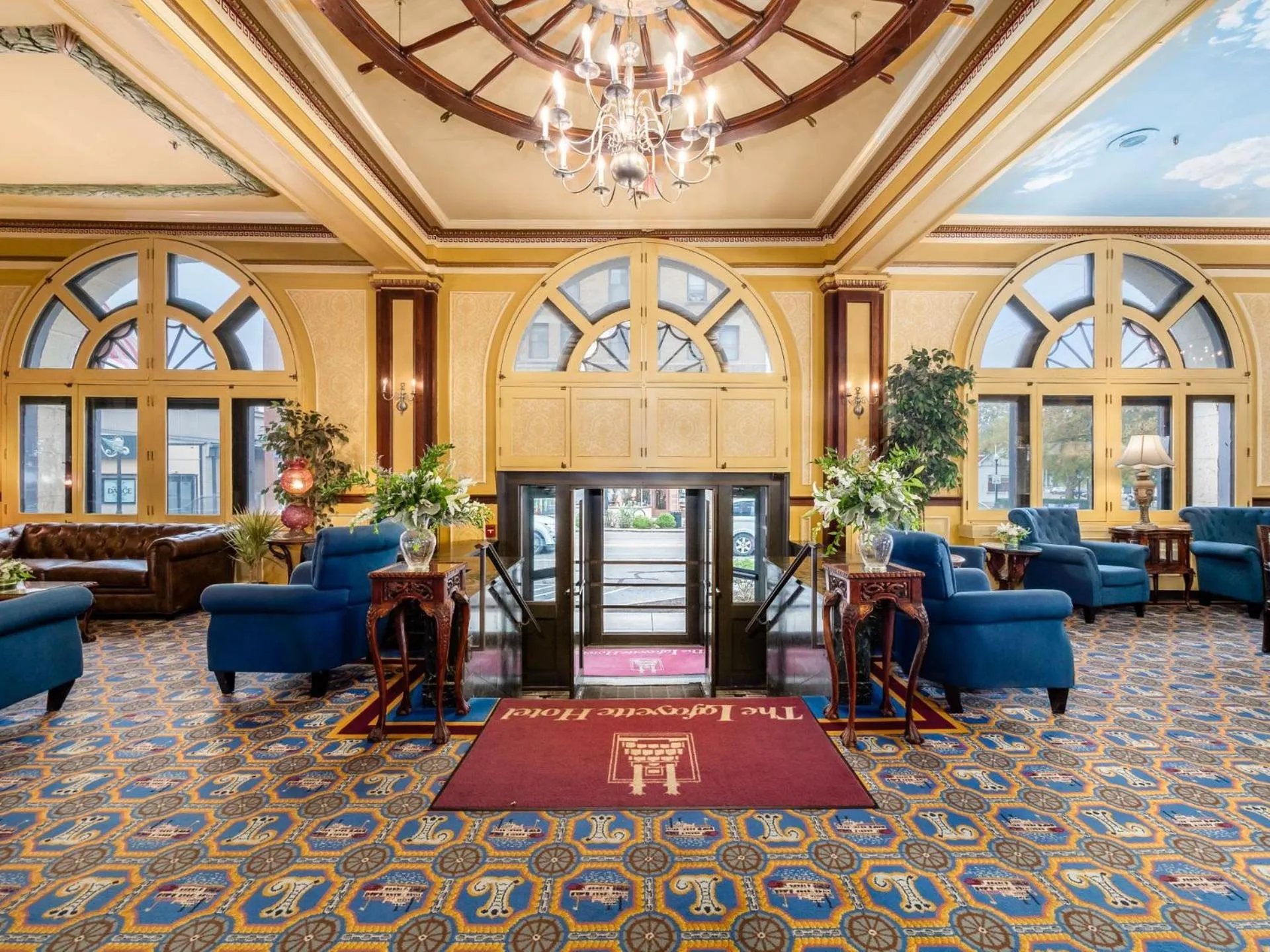 Seating area in Lafayette Hotel Marietta