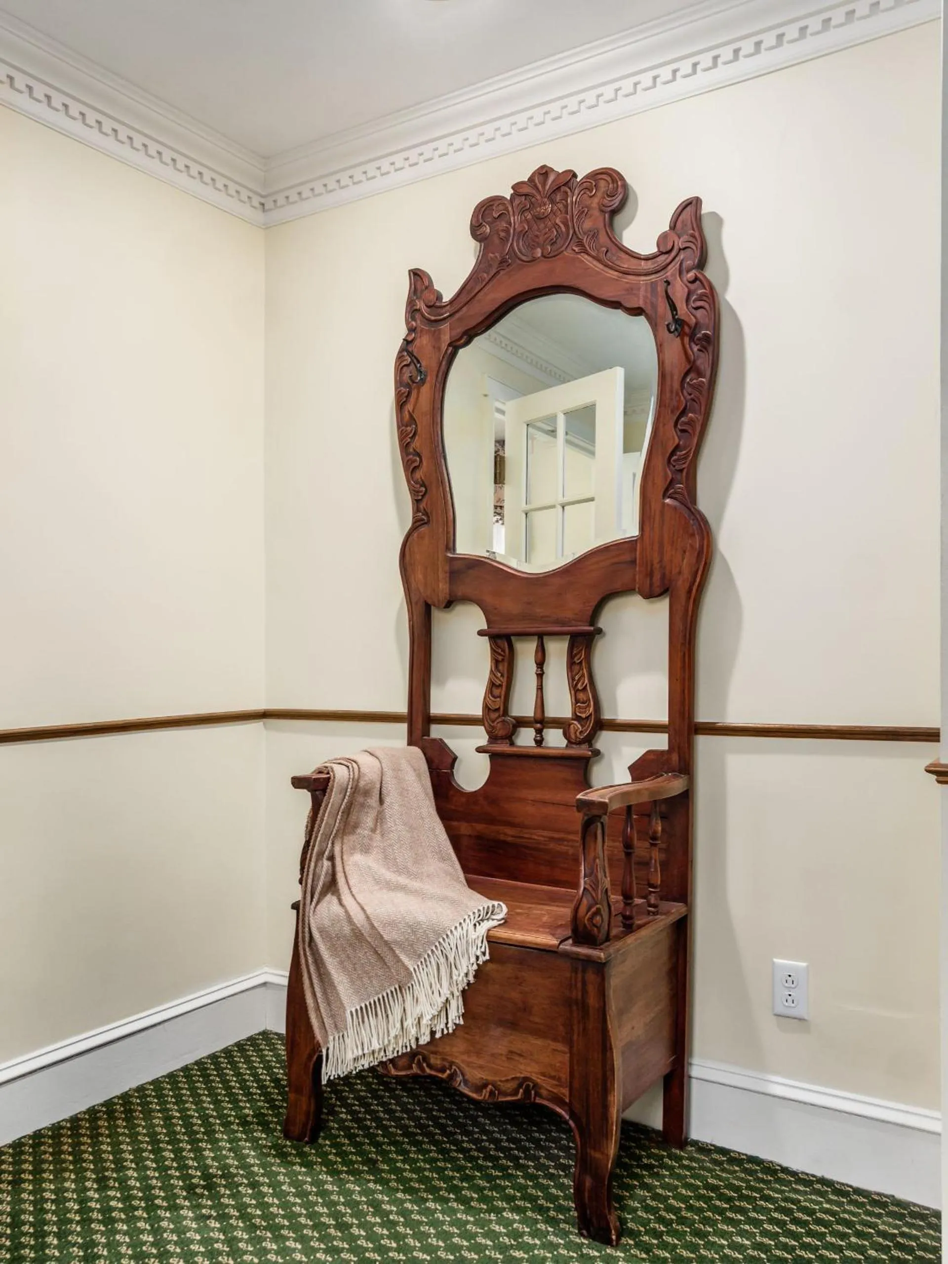 Seating area, Bed in Lafayette Hotel Marietta