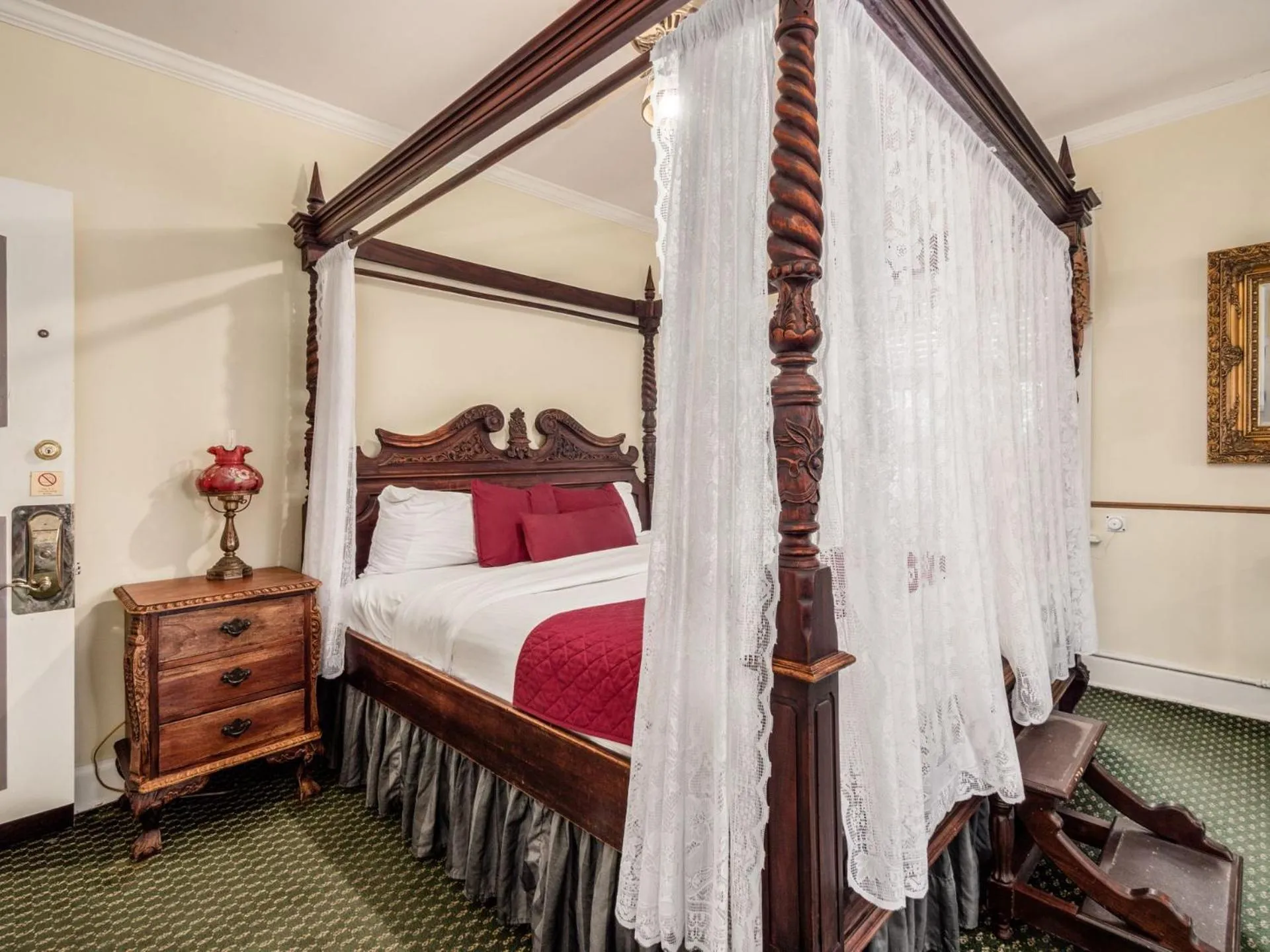 Bed in Lafayette Hotel Marietta