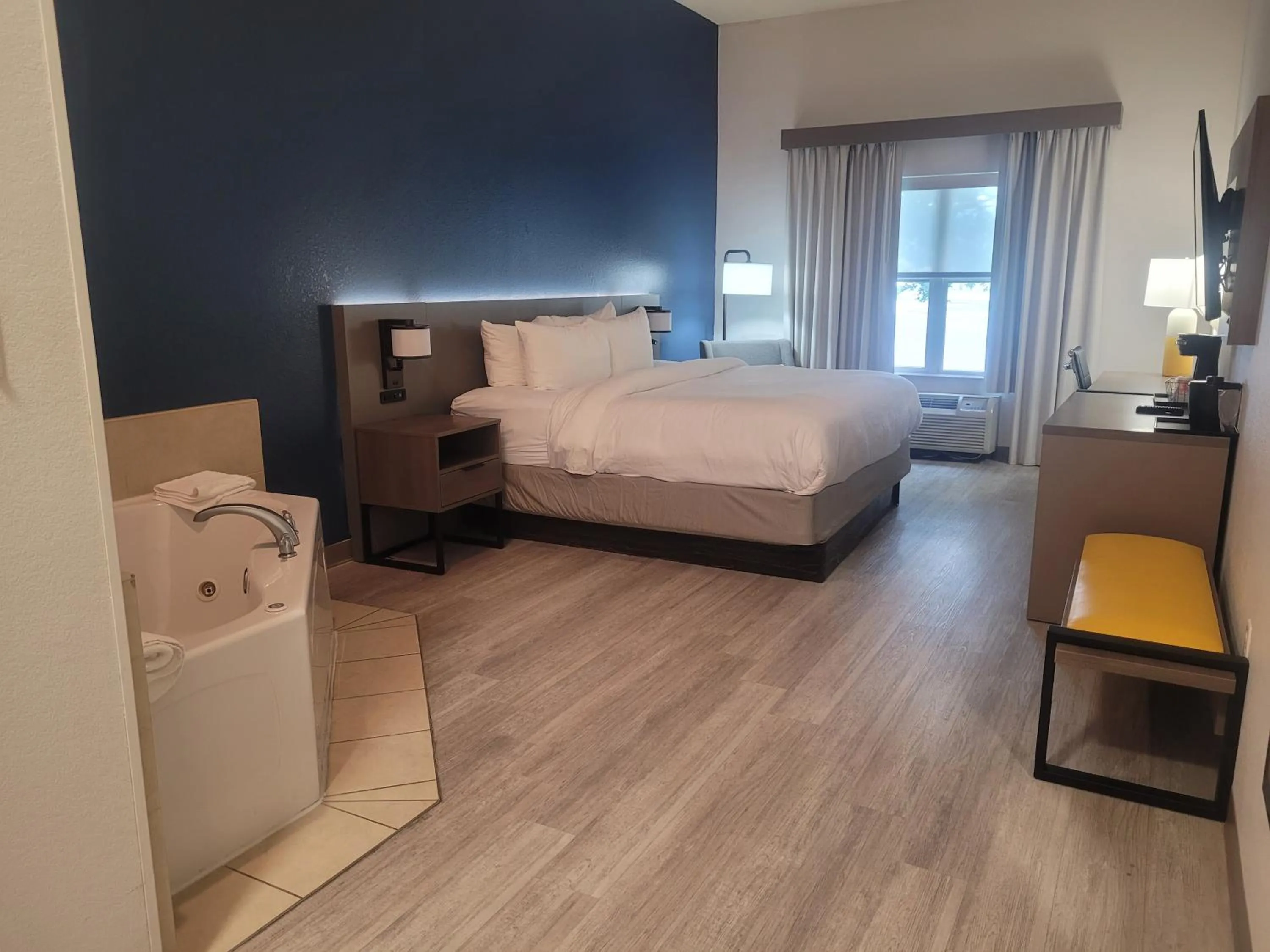 Photo of the whole room, Bed in Comfort Inn & Suites