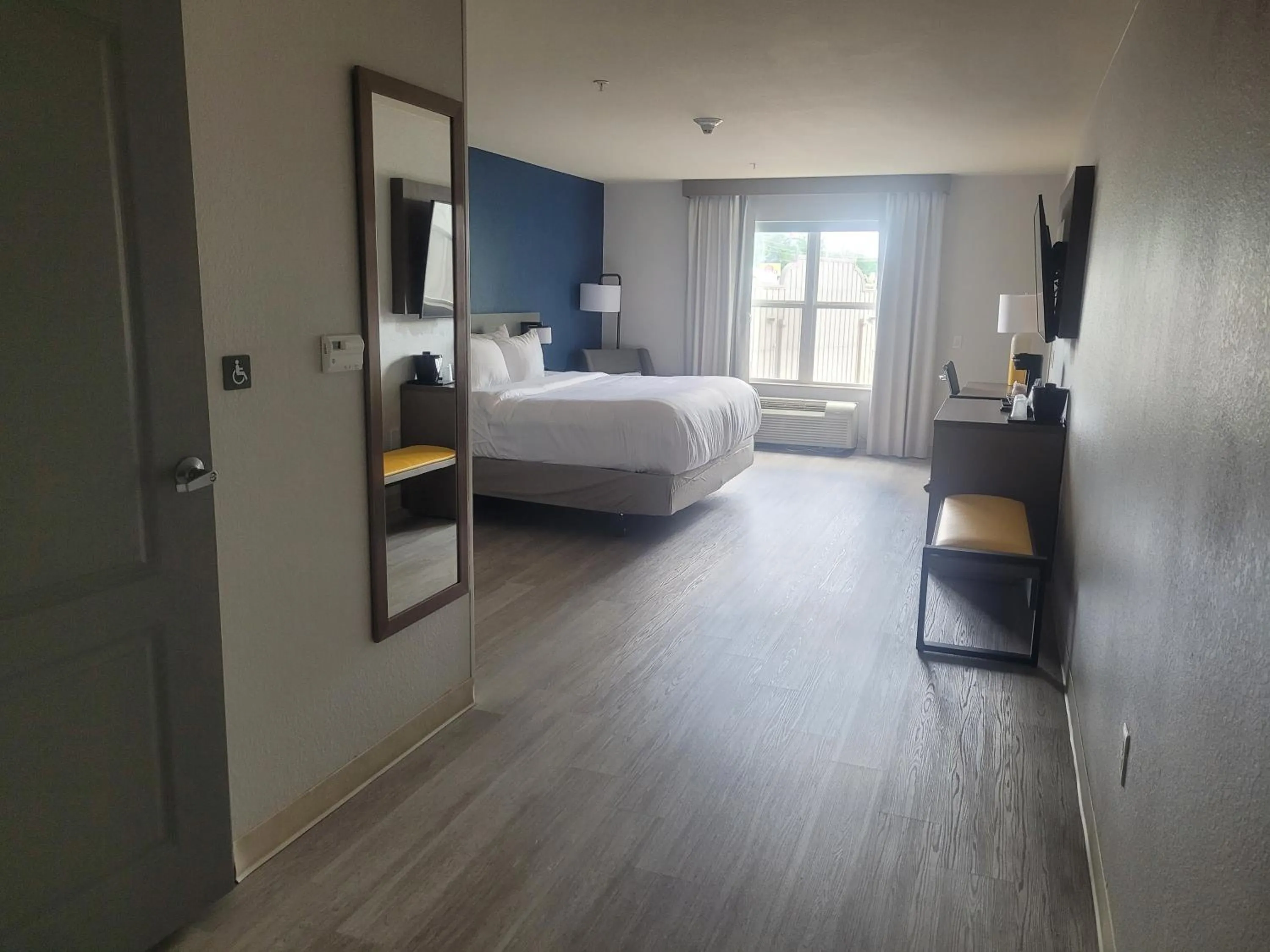 Photo of the whole room, Bed in Comfort Inn & Suites