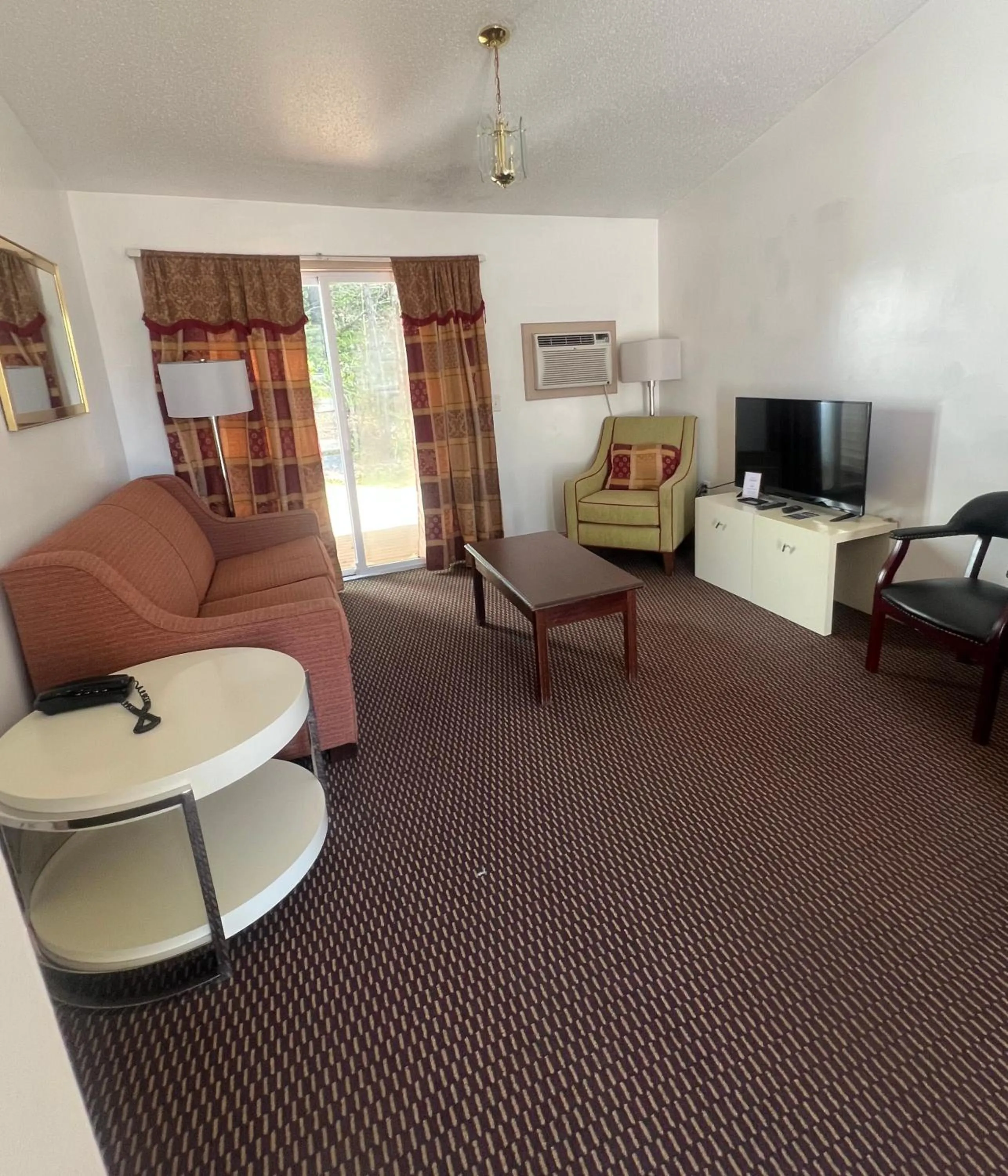 Communal lounge/ TV room in Saco River Motor Lodge & Suites