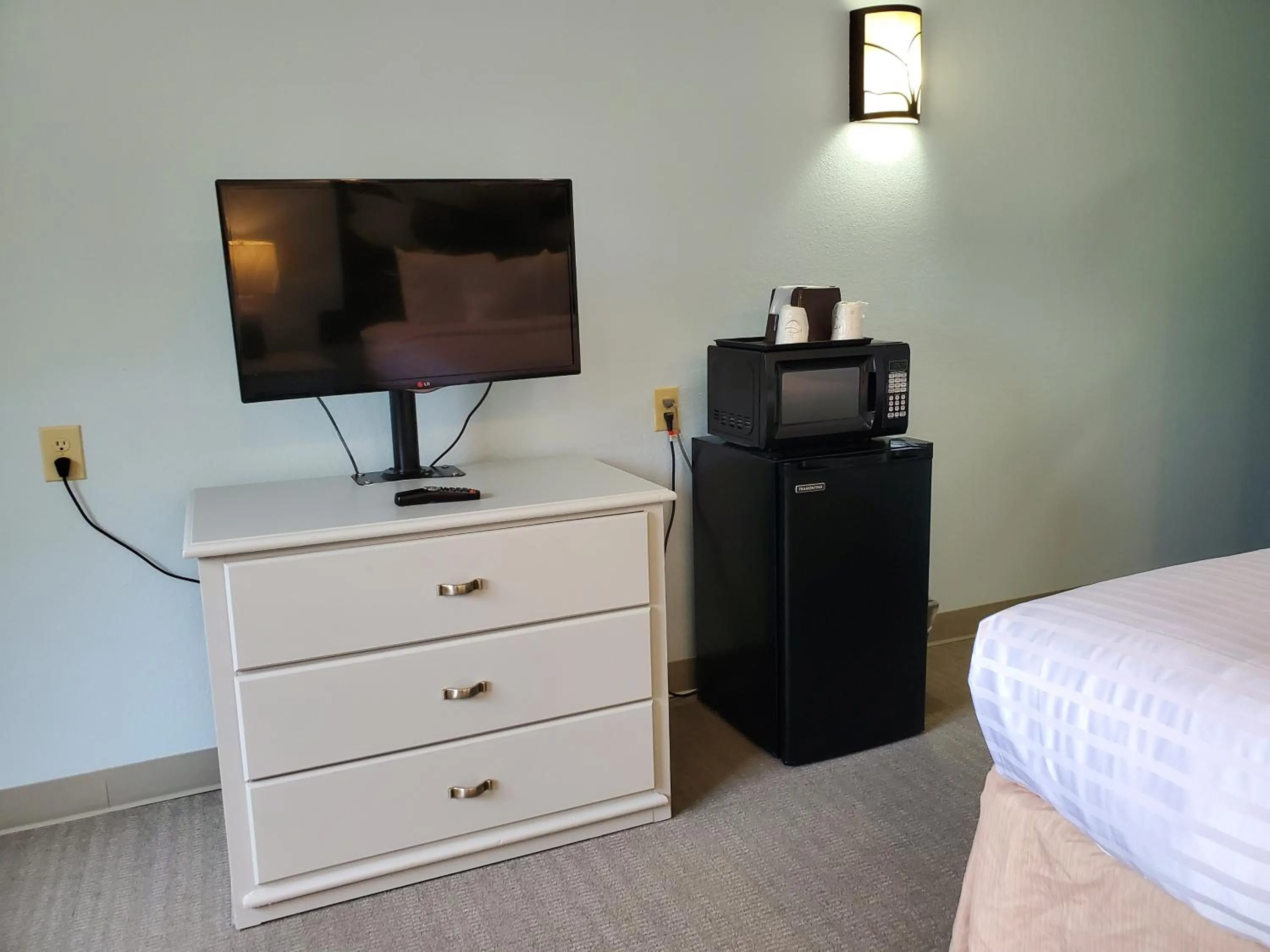 TV and multimedia, Bed in Coastal Inn & Suites