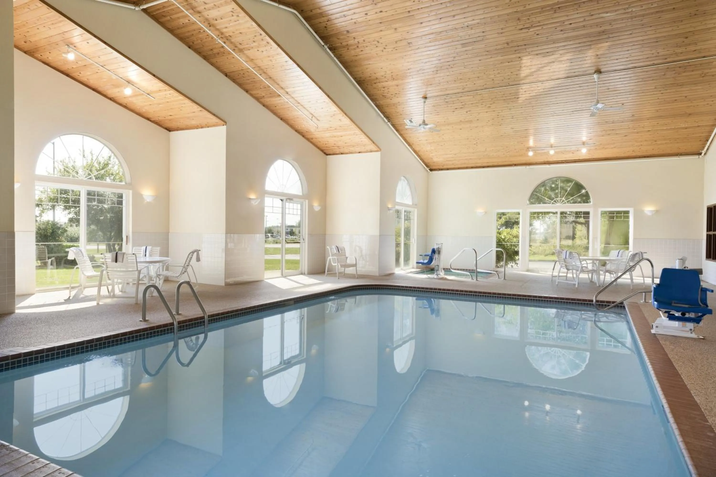 Swimming pool in Country Inn & Suites by Radisson, Mason City, IA