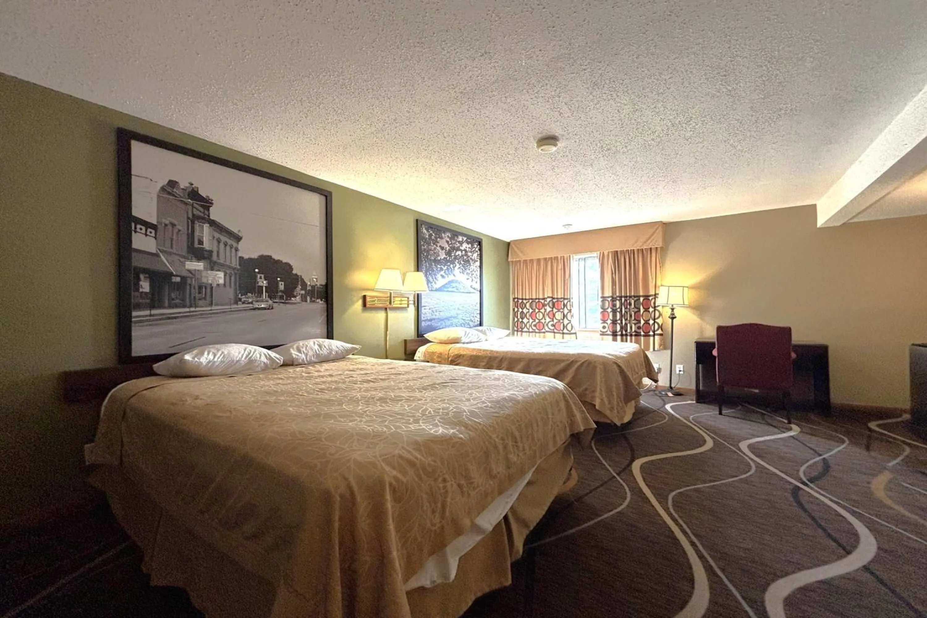 Photo of the whole room, Bed in Super 8 by Wyndham Normal Bloomington