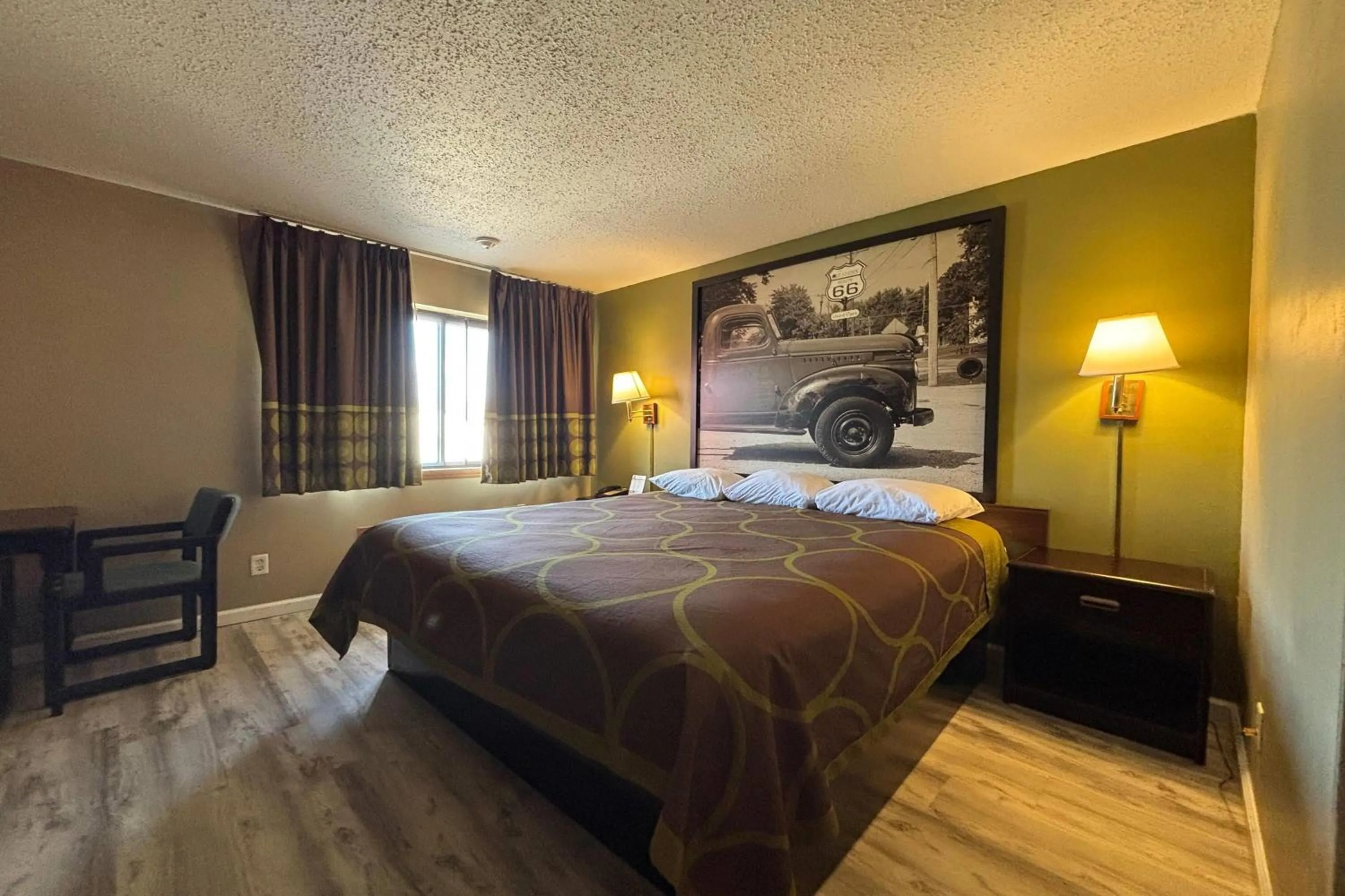 Photo of the whole room, Bed in Super 8 by Wyndham Normal Bloomington