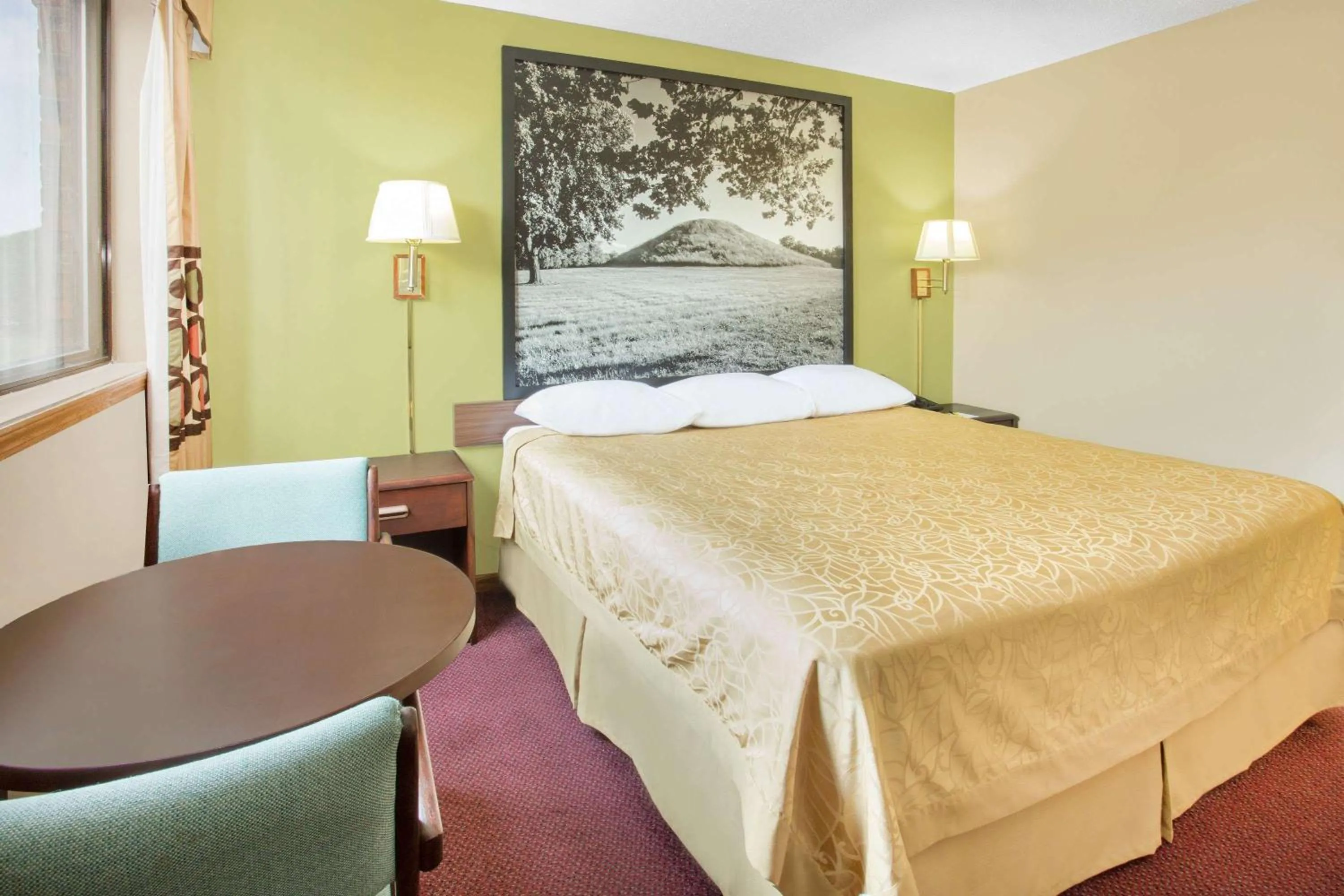 Photo of the whole room, Bed in Super 8 by Wyndham Normal Bloomington