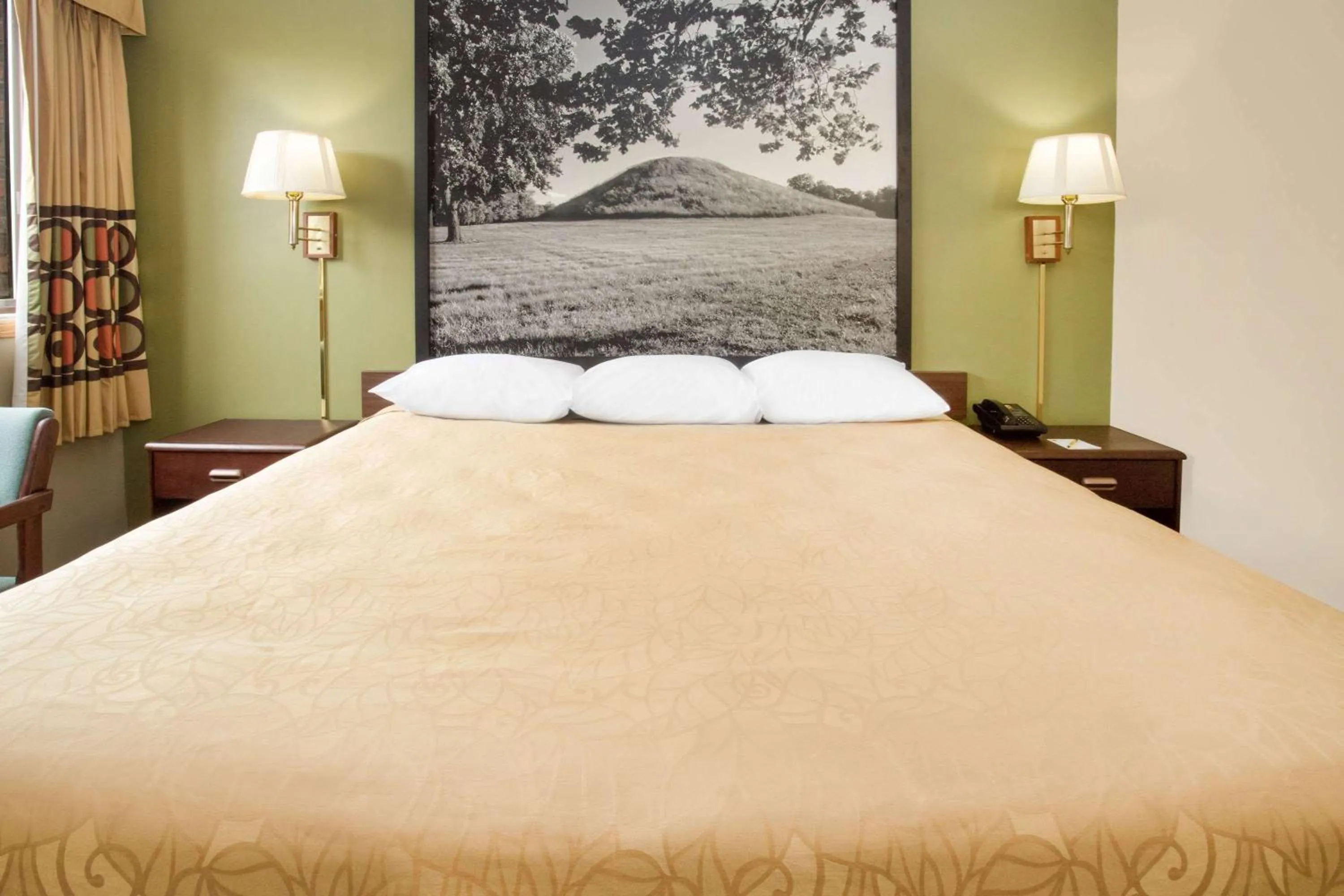 Photo of the whole room, Bed in Super 8 by Wyndham Normal Bloomington