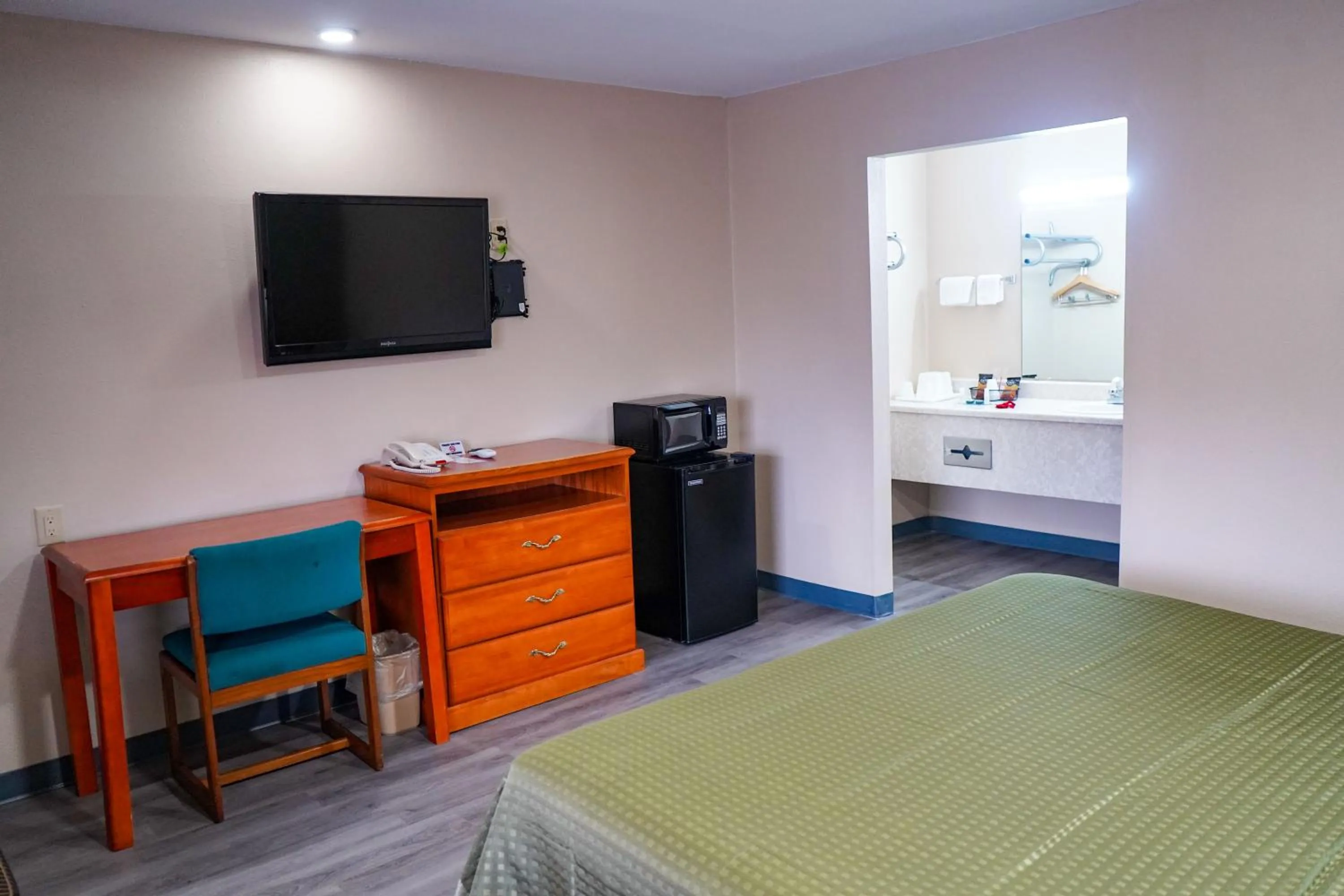 Bed in Sunset Inn Clarksville