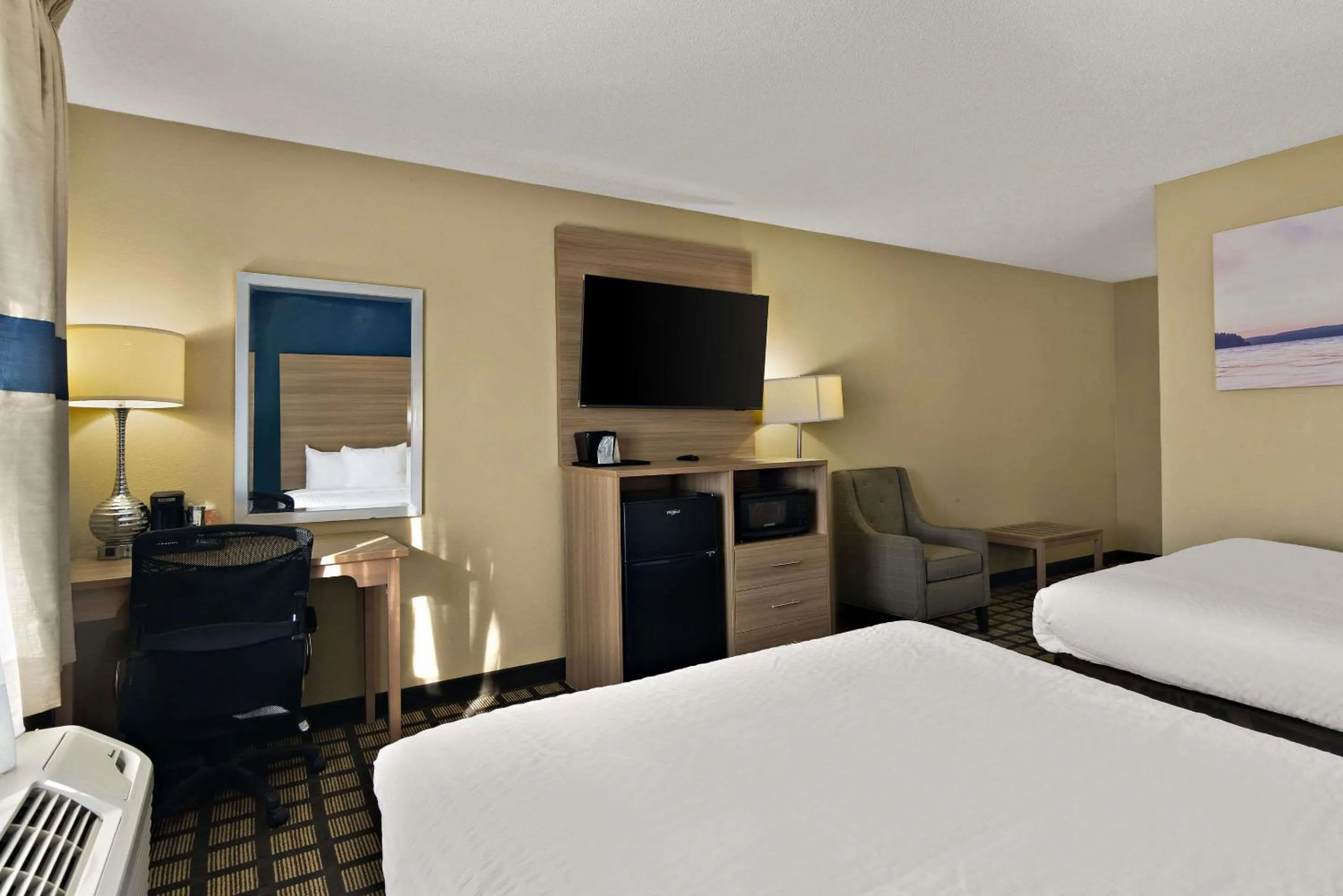 Bedroom, Bed in Clarion Pointe Bloomington-Normal near I-55 and University