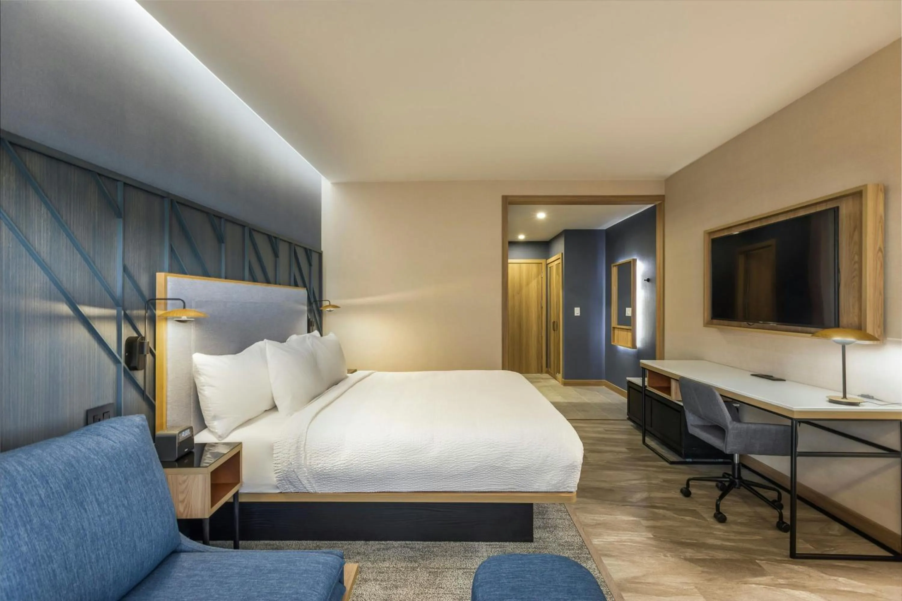 Photo of the whole room, Bed in Courtyard by Marriott San Jose Escazu