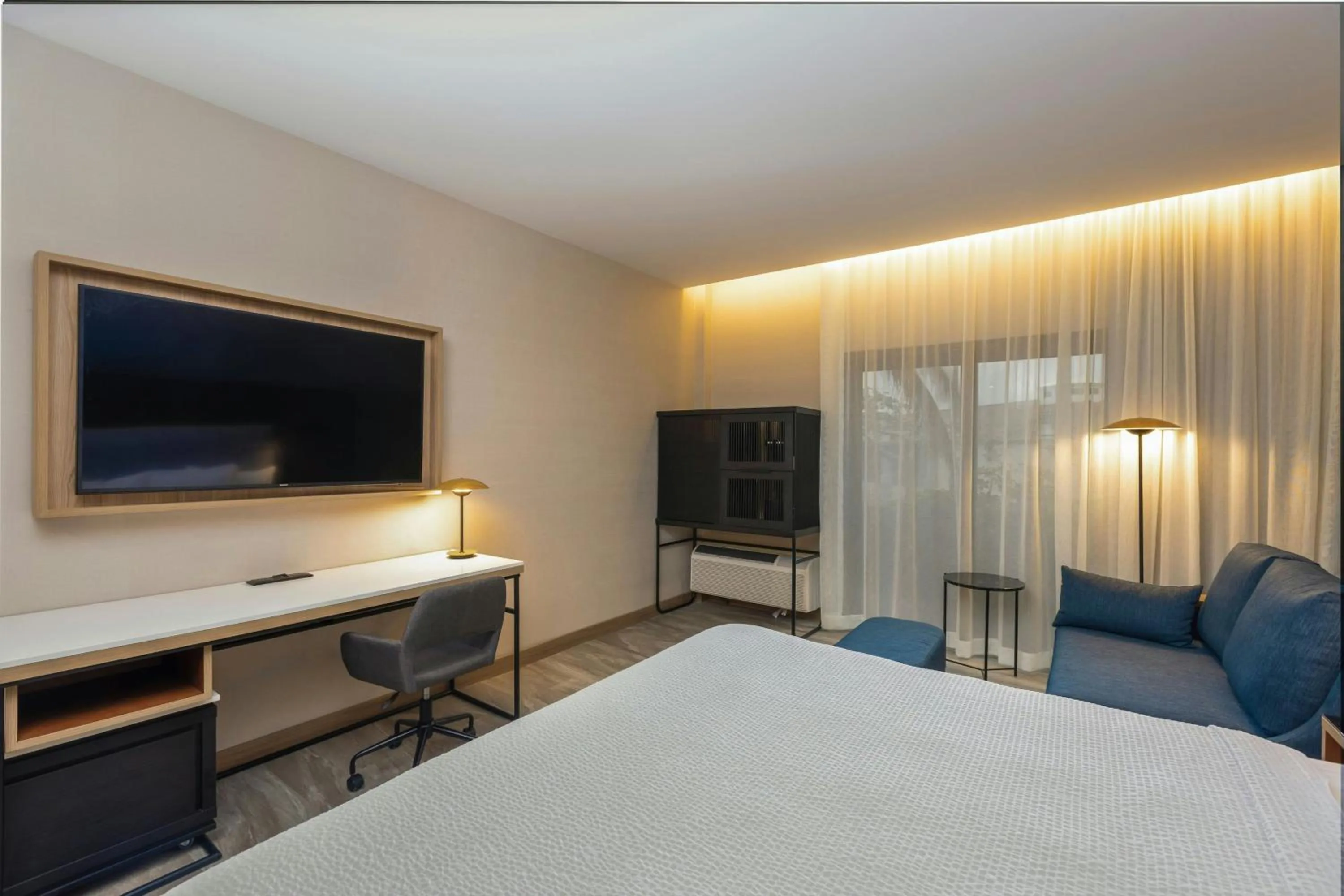 Photo of the whole room, Bed in Courtyard by Marriott San Jose Escazu