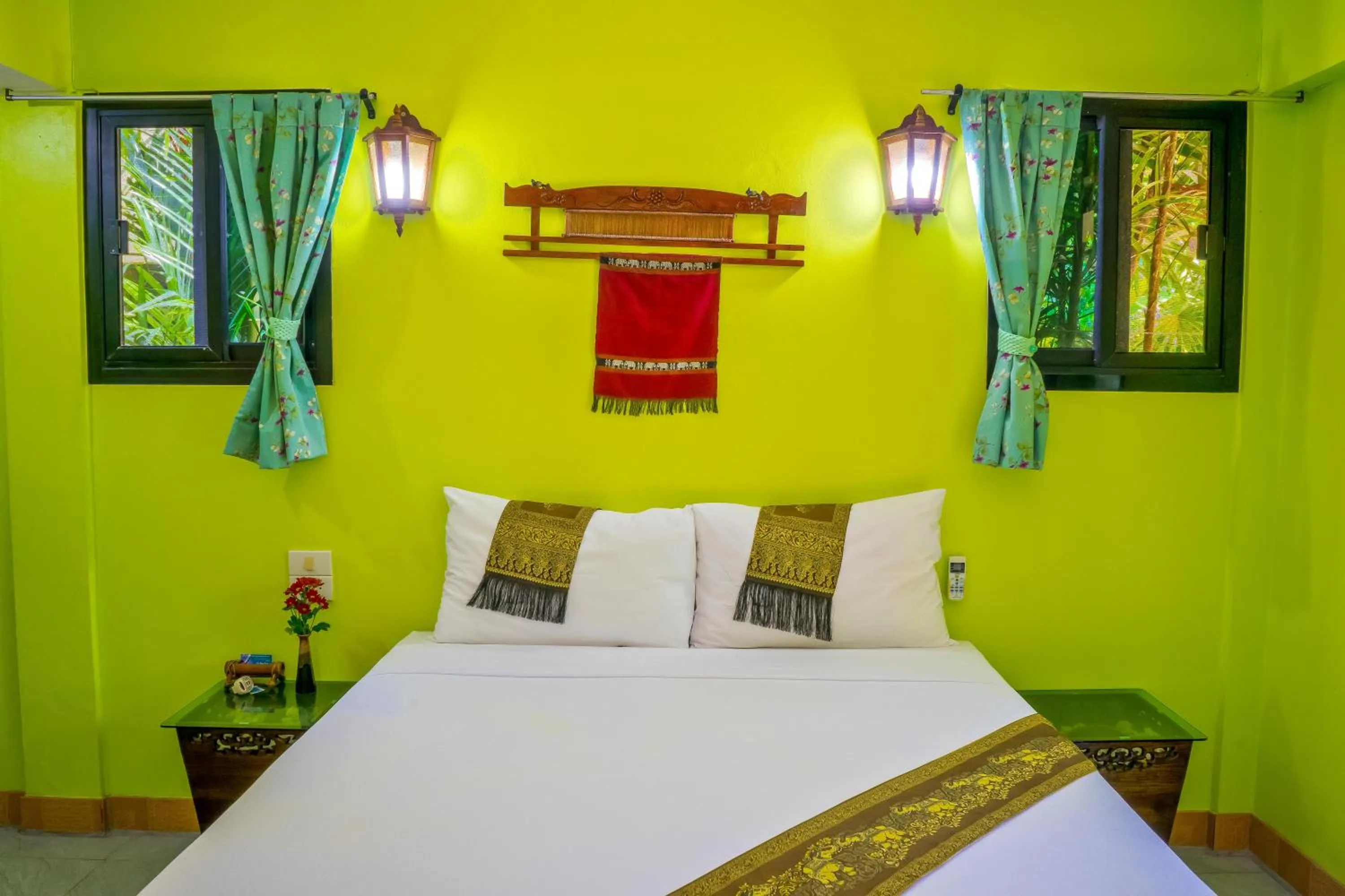 Photo of the whole room, Bed in Chez Charly Bungalow