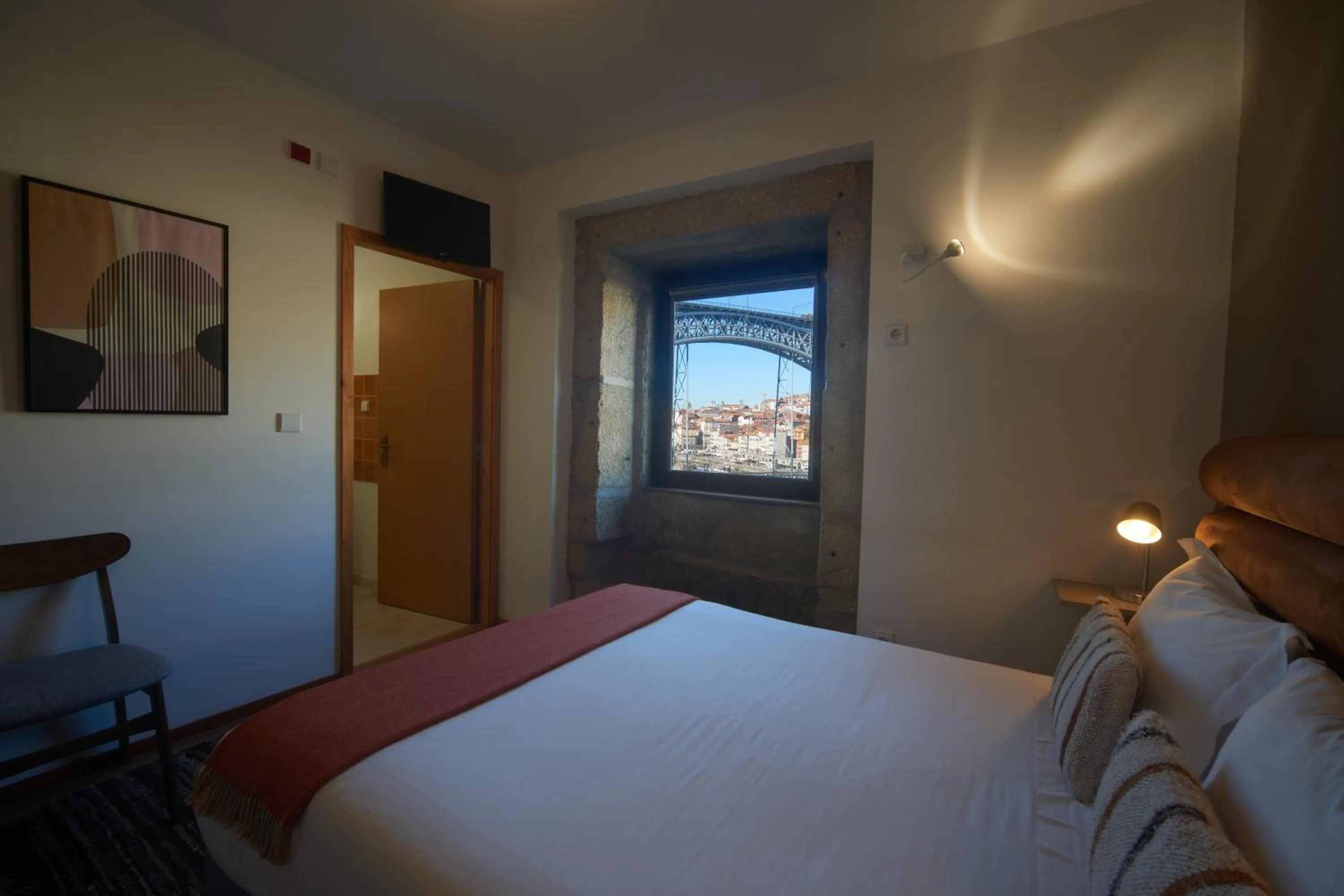 Bathroom, Bed in Bridge It - Suites & Views