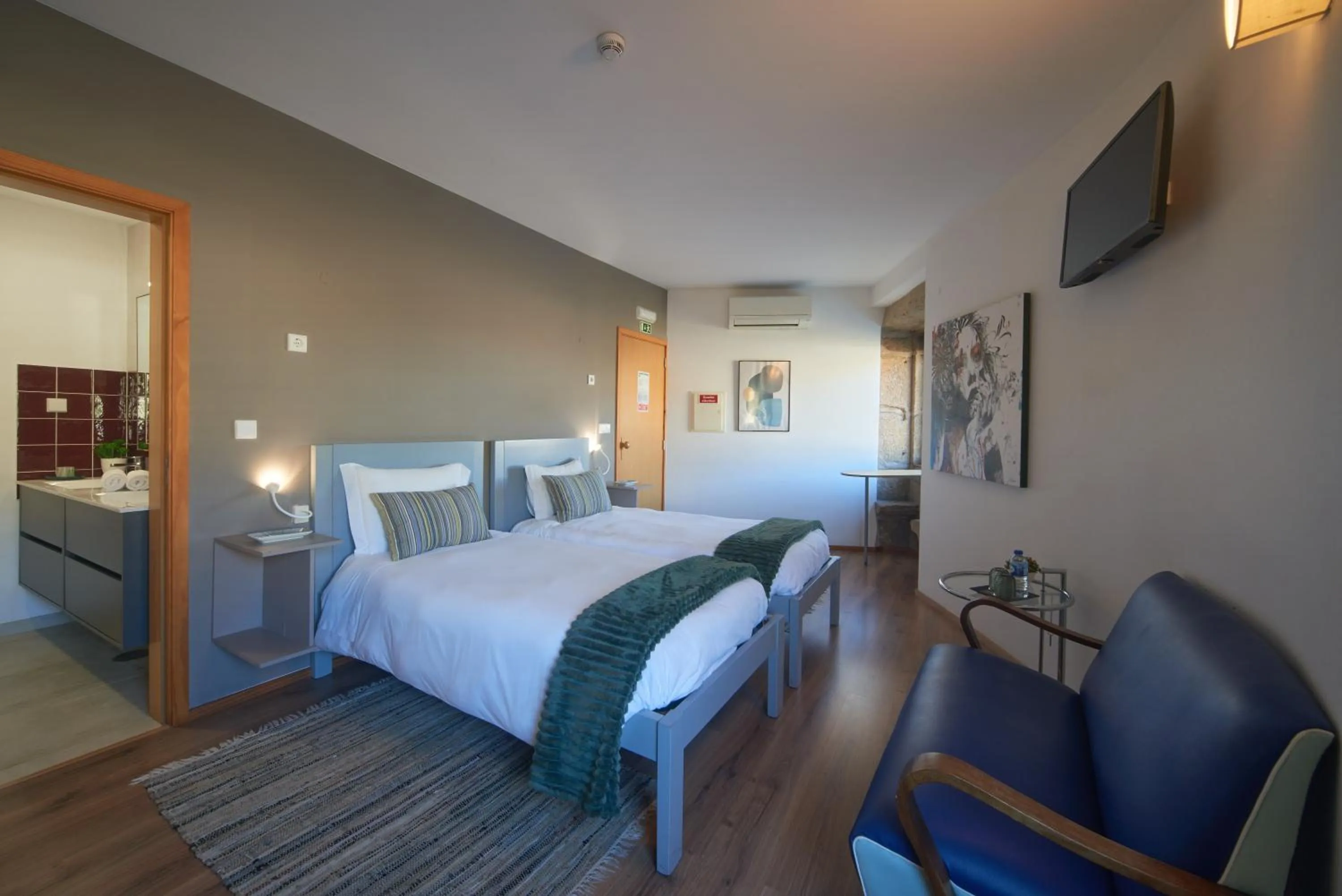 Bathroom, Bed in Bridge It - Suites & Views