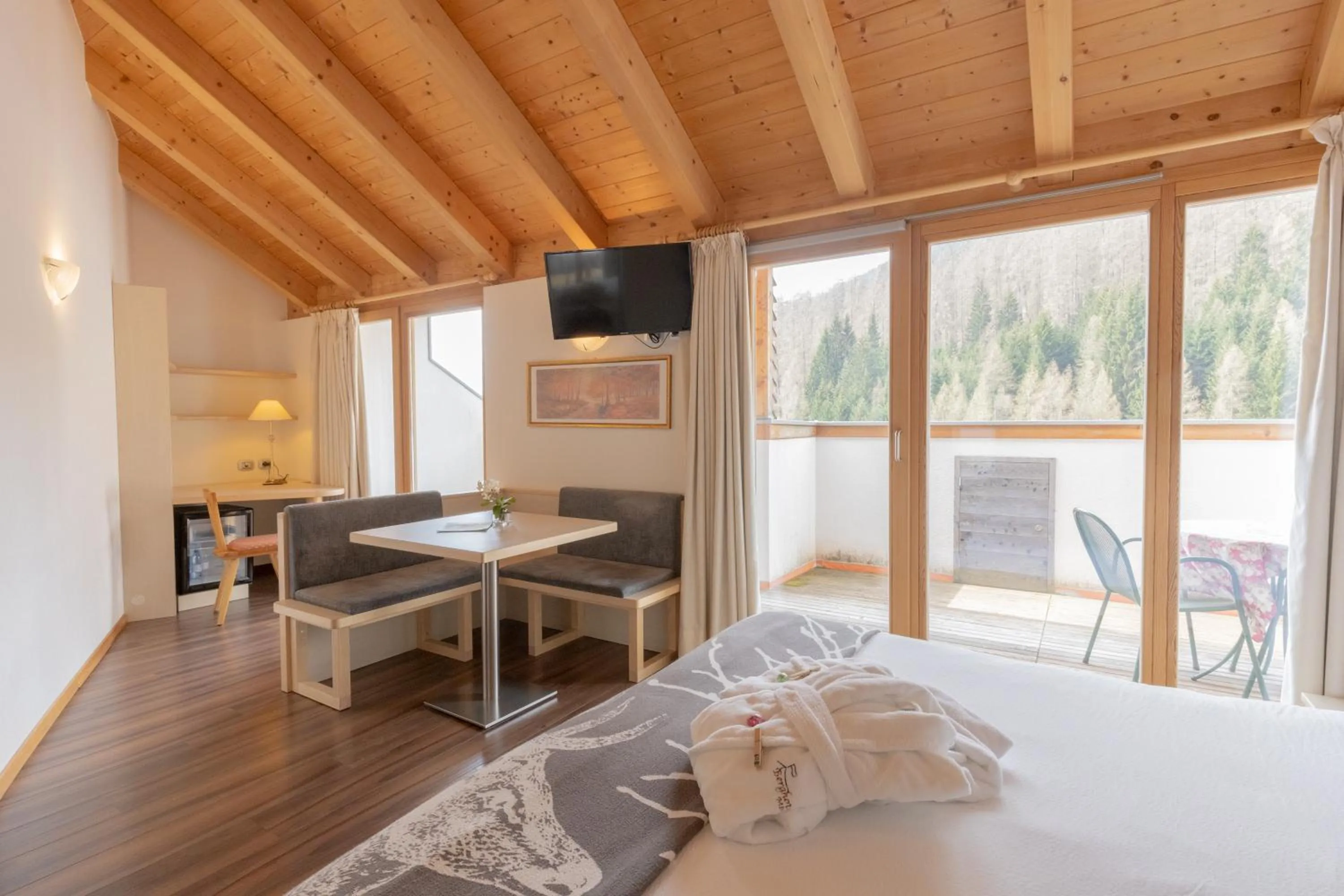 Balcony/Terrace, Bed in Berghotel Miramonti