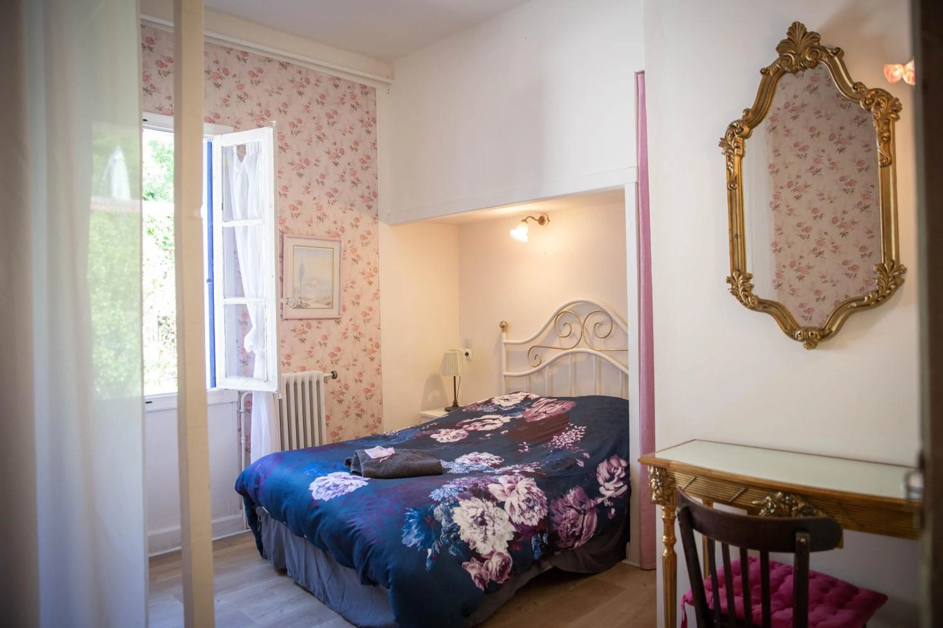 Bedroom, Bed in La Roseraie