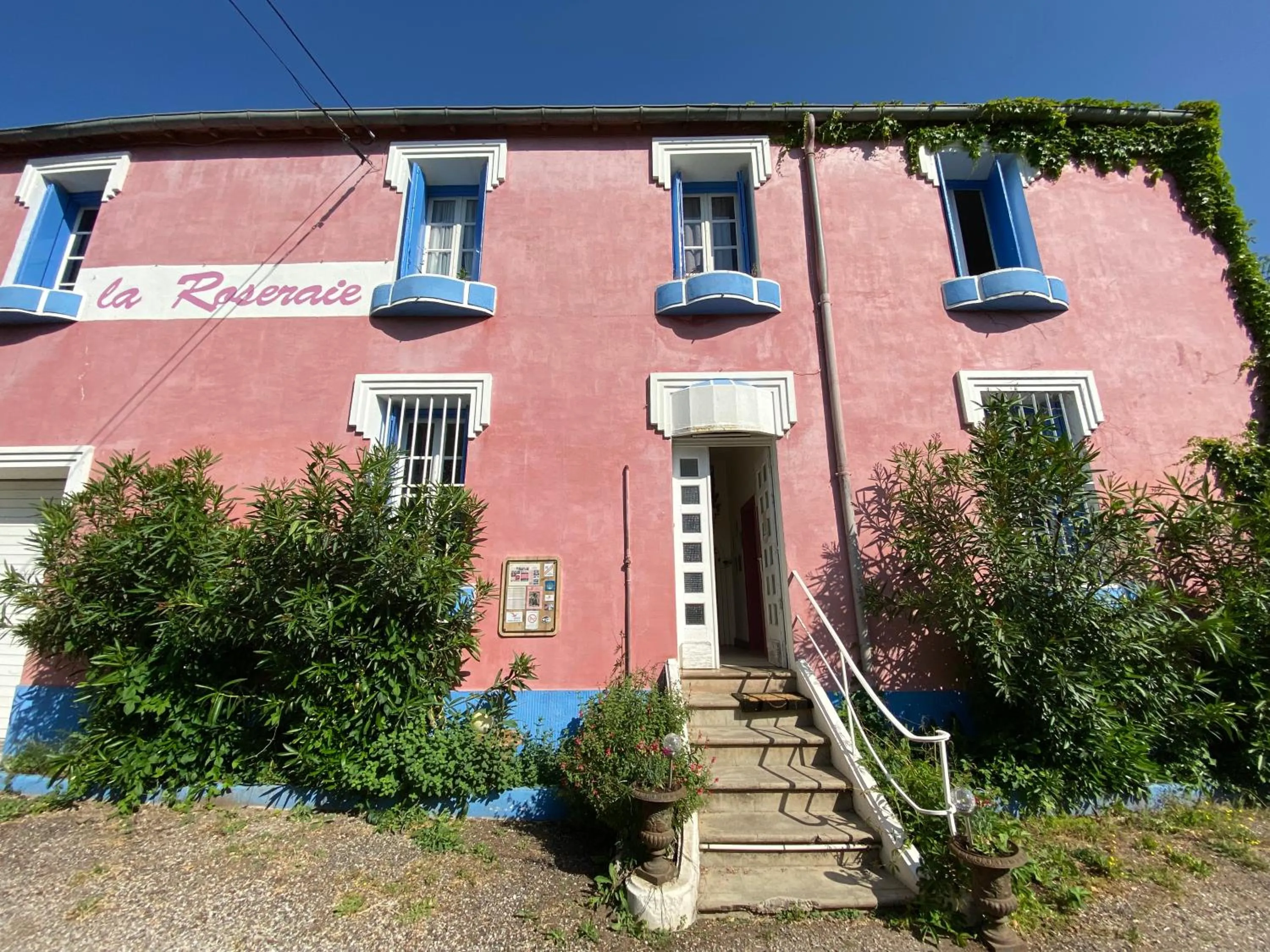 Facade/entrance in La Roseraie