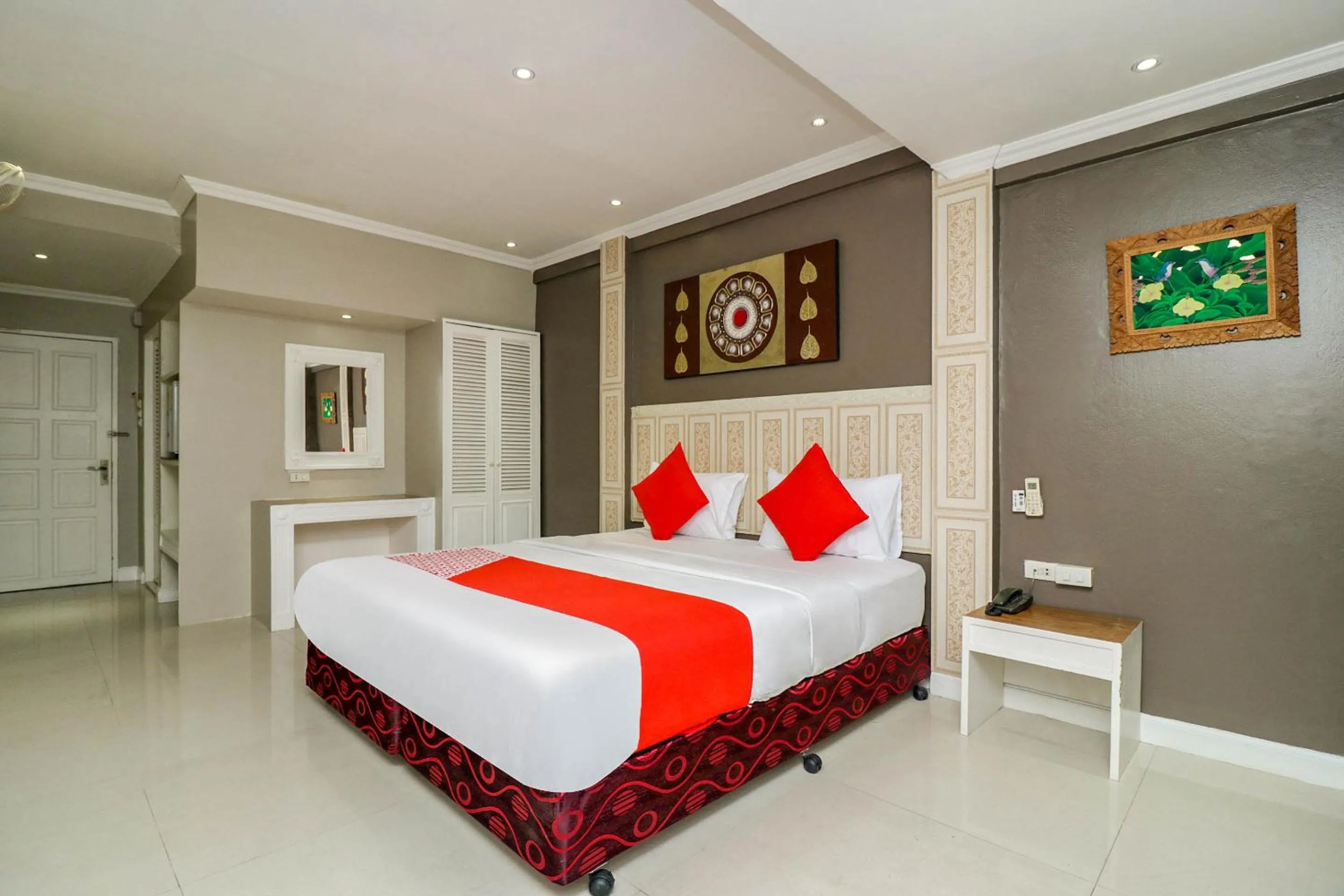 Bedroom, Bed in Natural Beach Hotel Pattaya
