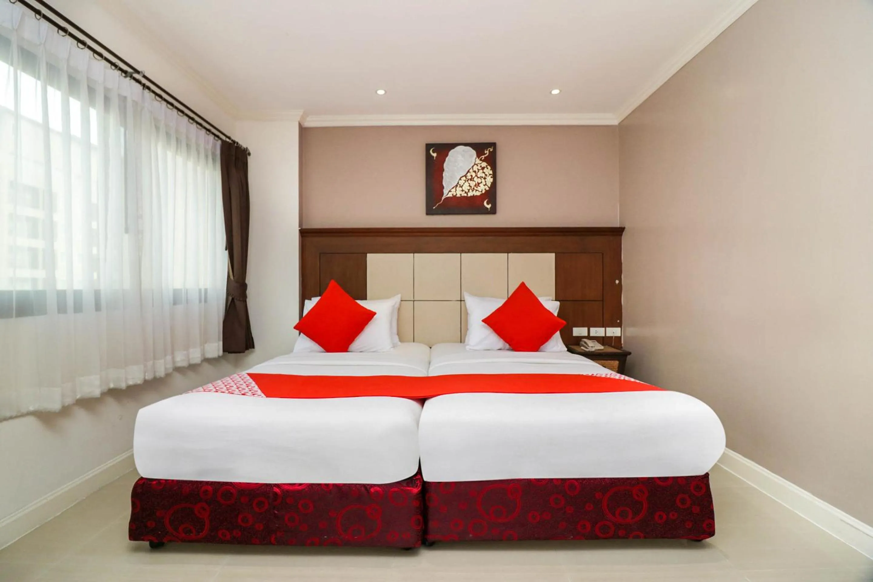 Bedroom, Bed in Natural Beach Hotel Pattaya