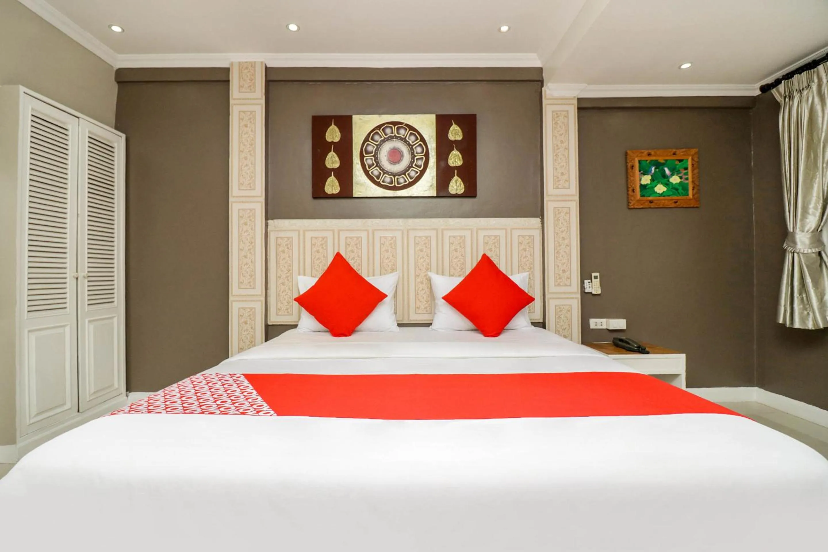 Bedroom, Bed in Natural Beach Hotel Pattaya
