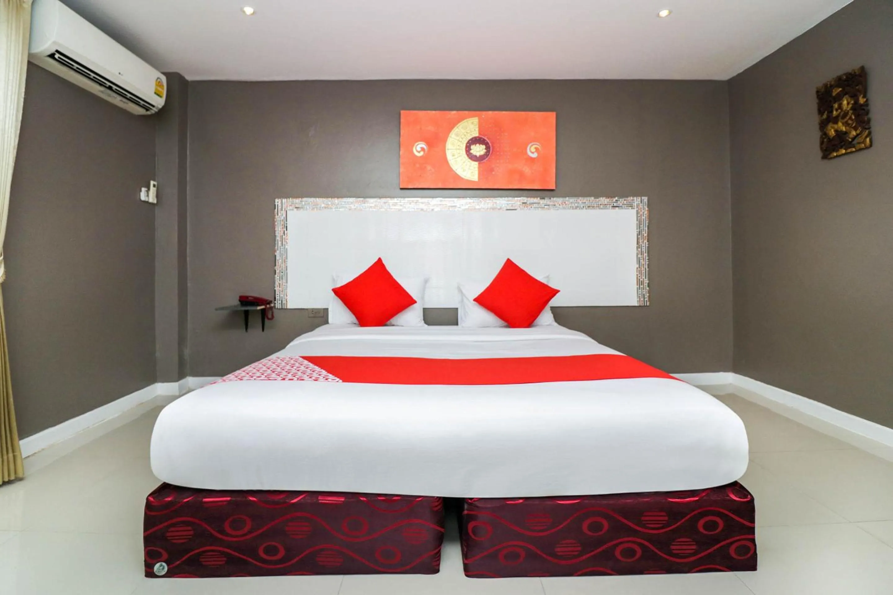 Bedroom, Bed in Natural Beach Hotel Pattaya