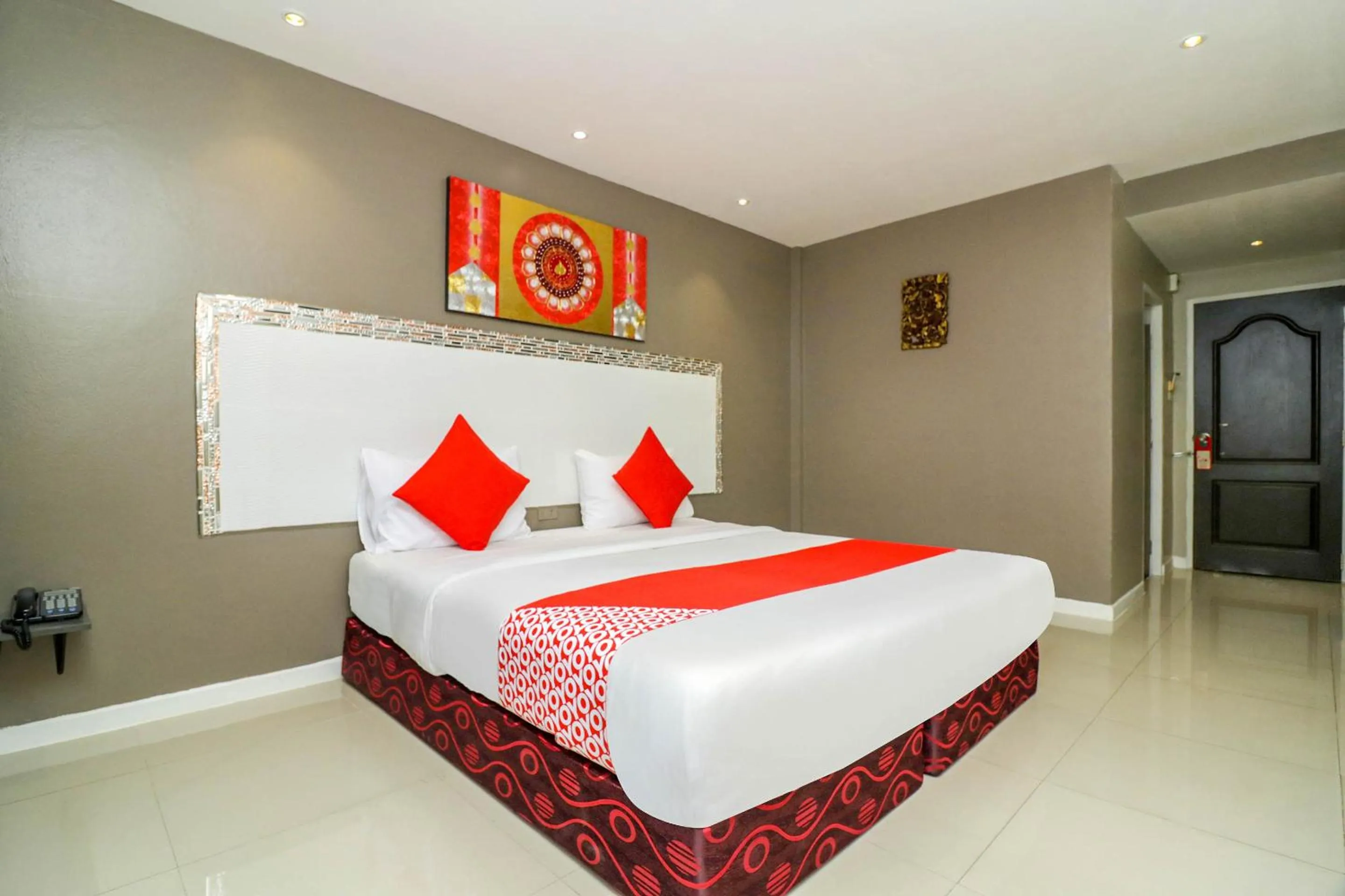 Bedroom, Bed in Natural Beach Hotel Pattaya
