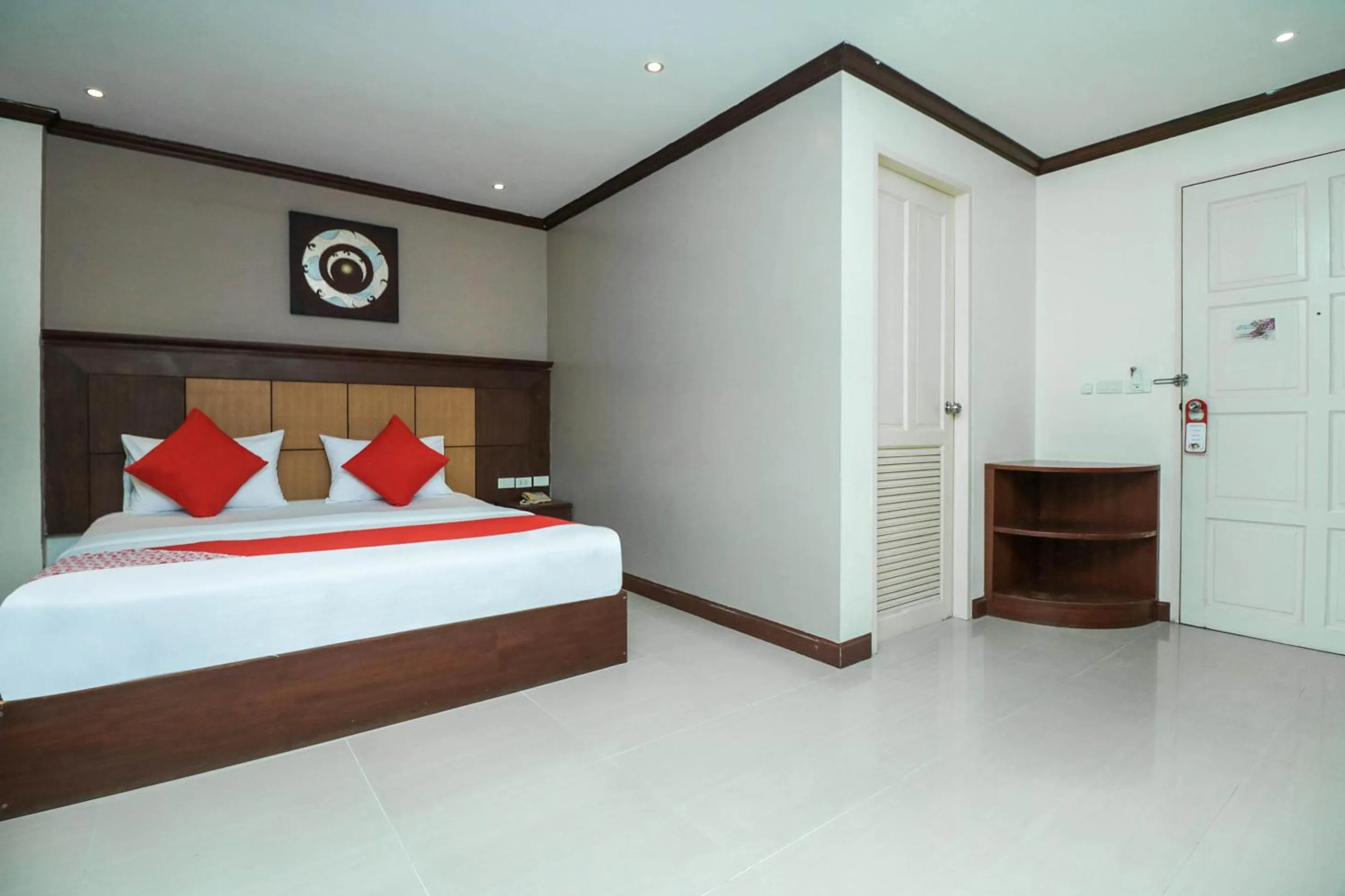 Bedroom, Bed in Natural Beach Hotel Pattaya