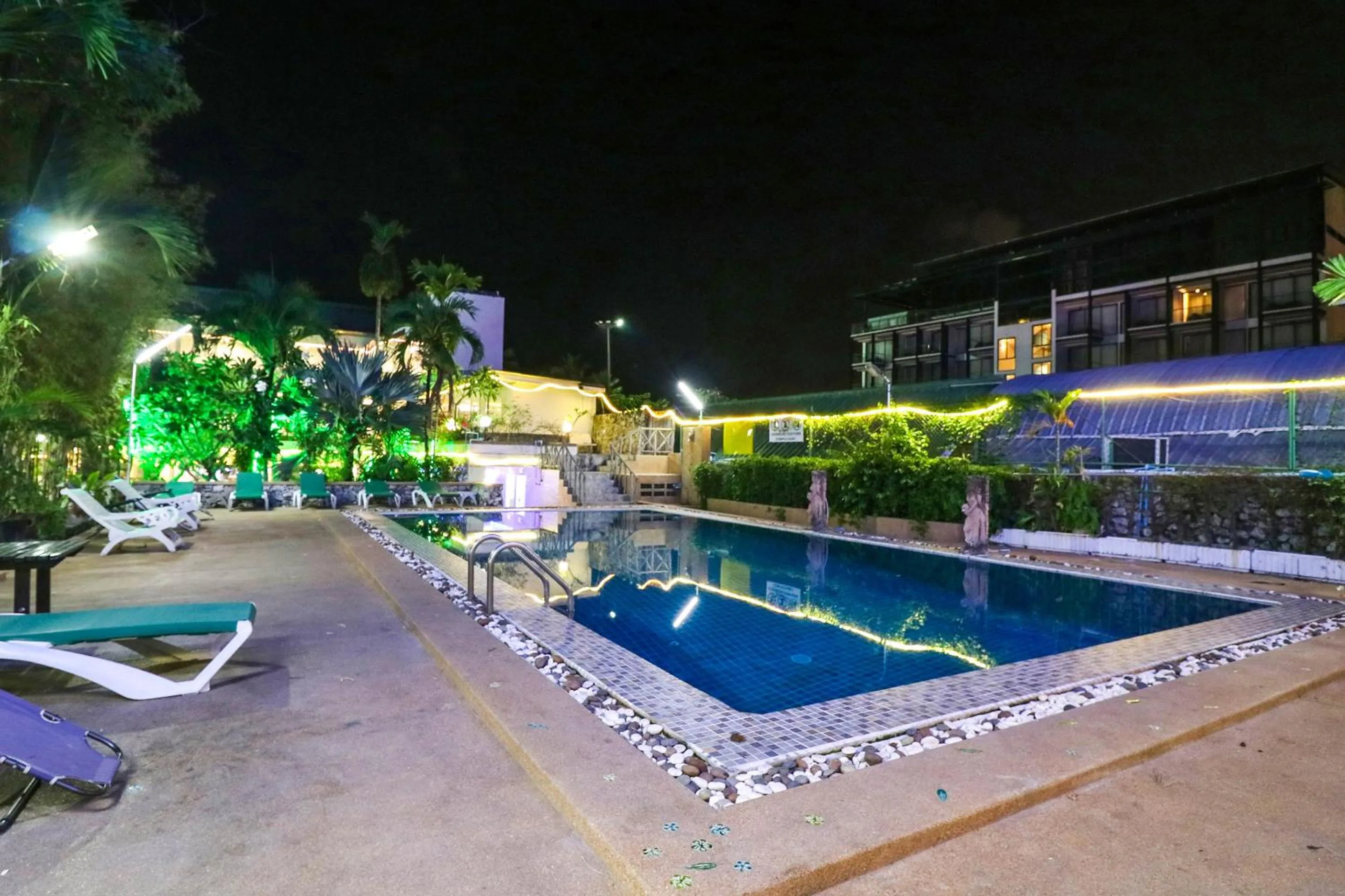Swimming pool in Natural Beach Hotel Pattaya