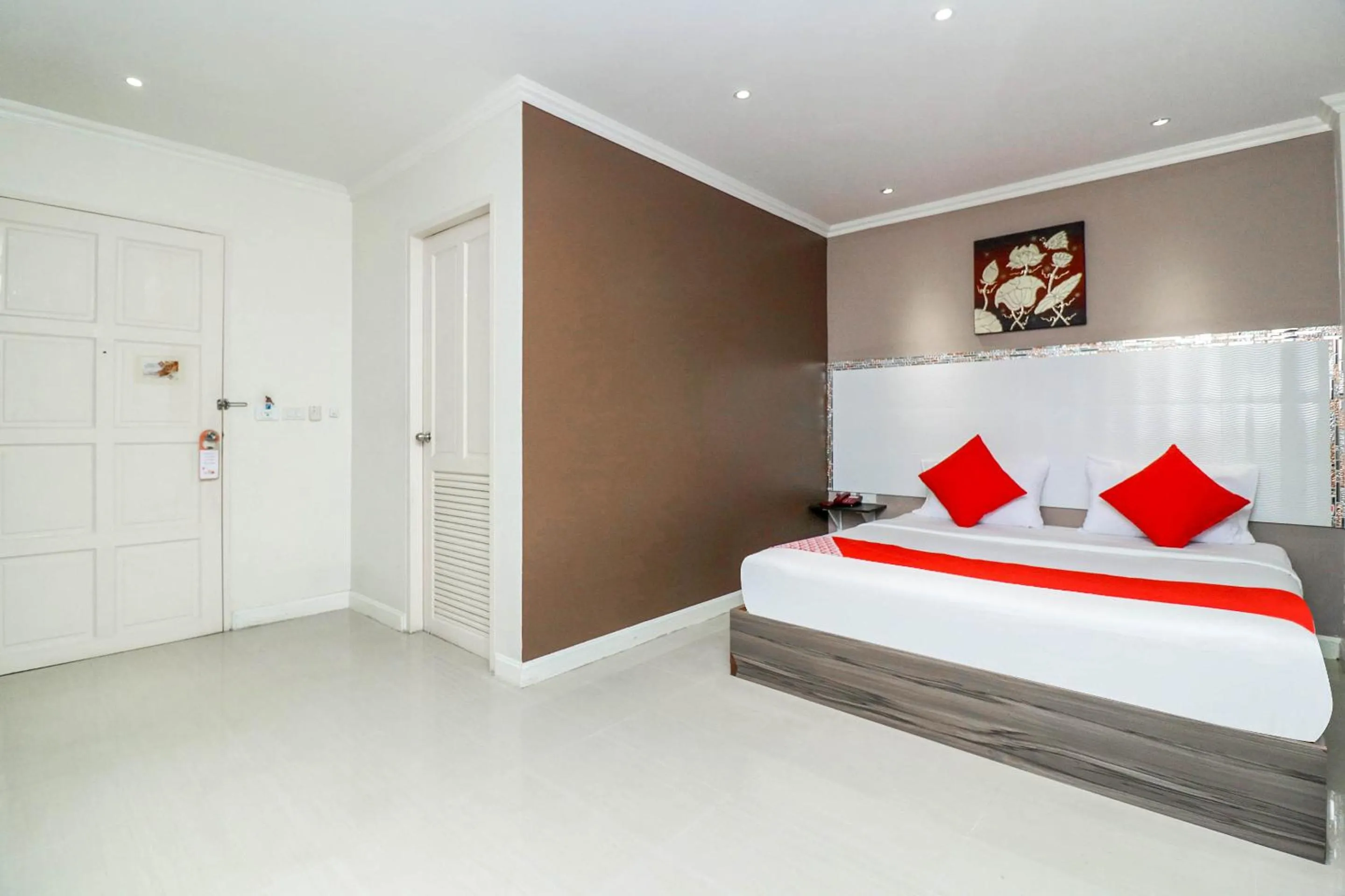 Bedroom, Bed in Natural Beach Hotel Pattaya