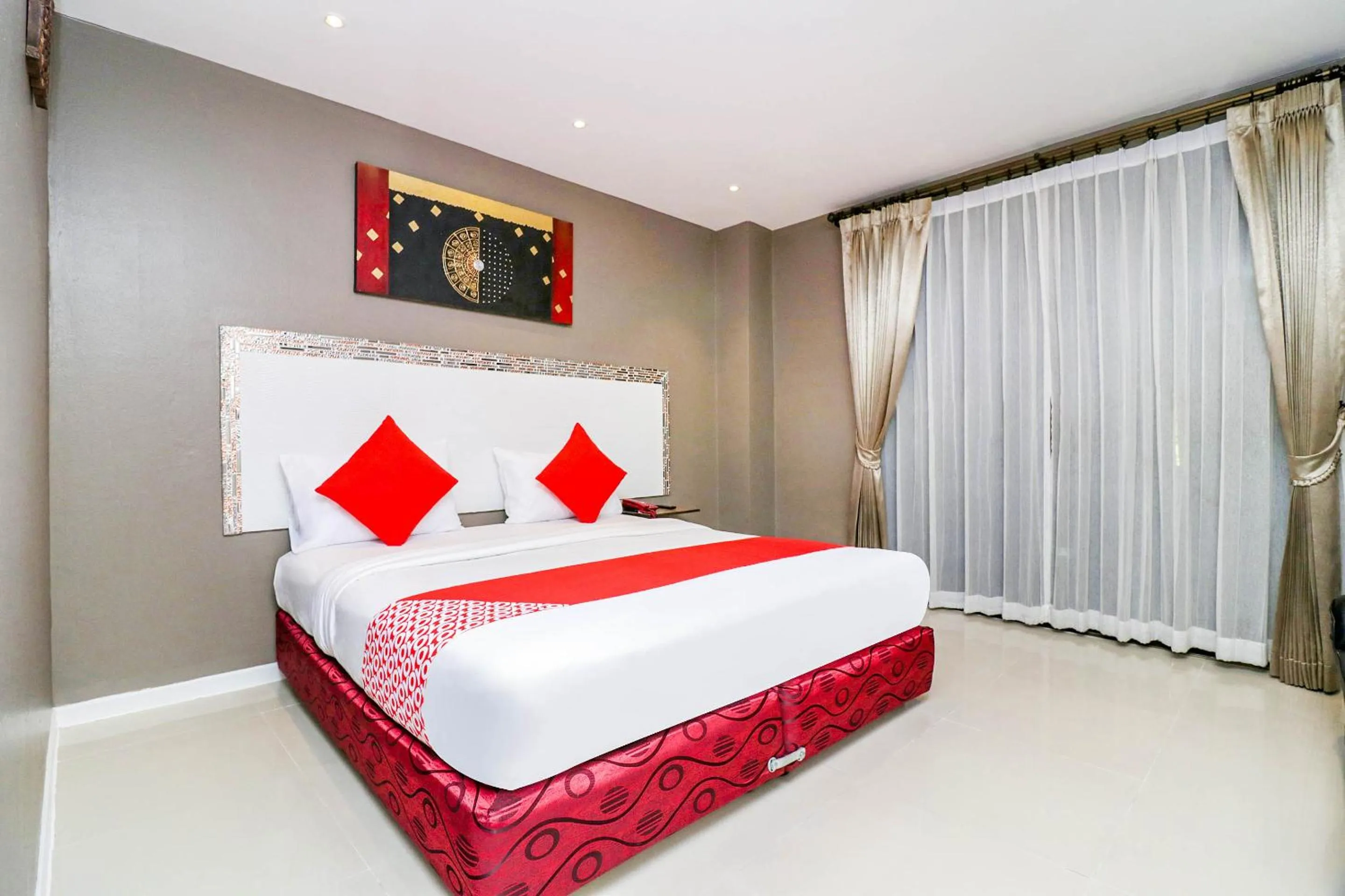 Bedroom, Bed in Natural Beach Hotel Pattaya