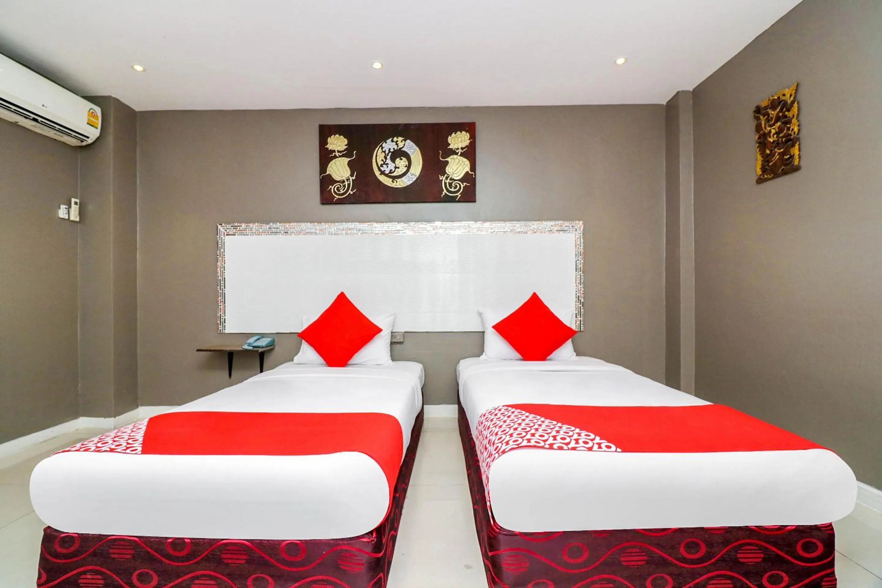 Bedroom, Bed in Natural Beach Hotel Pattaya