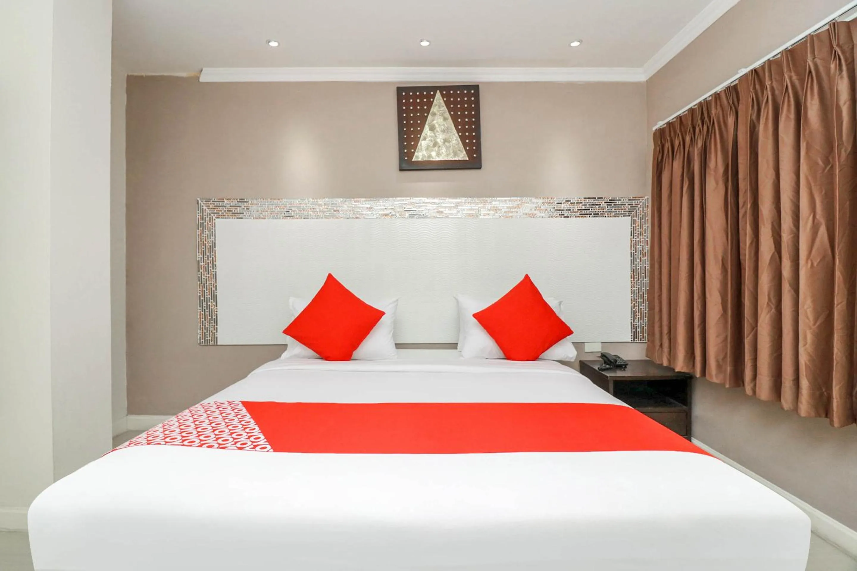 Bedroom, Bed in Natural Beach Hotel Pattaya