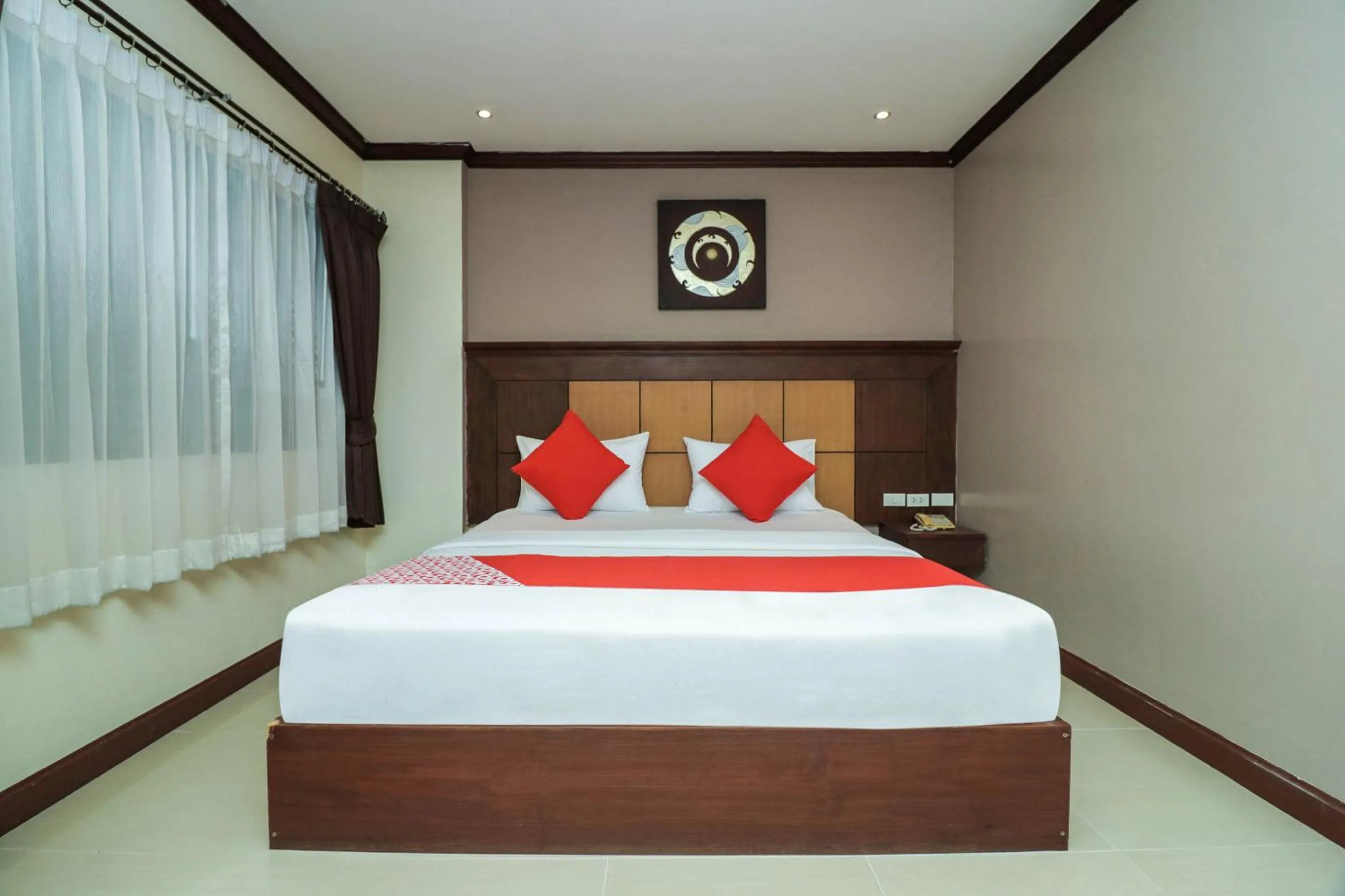 Bedroom, Bed in Natural Beach Hotel Pattaya