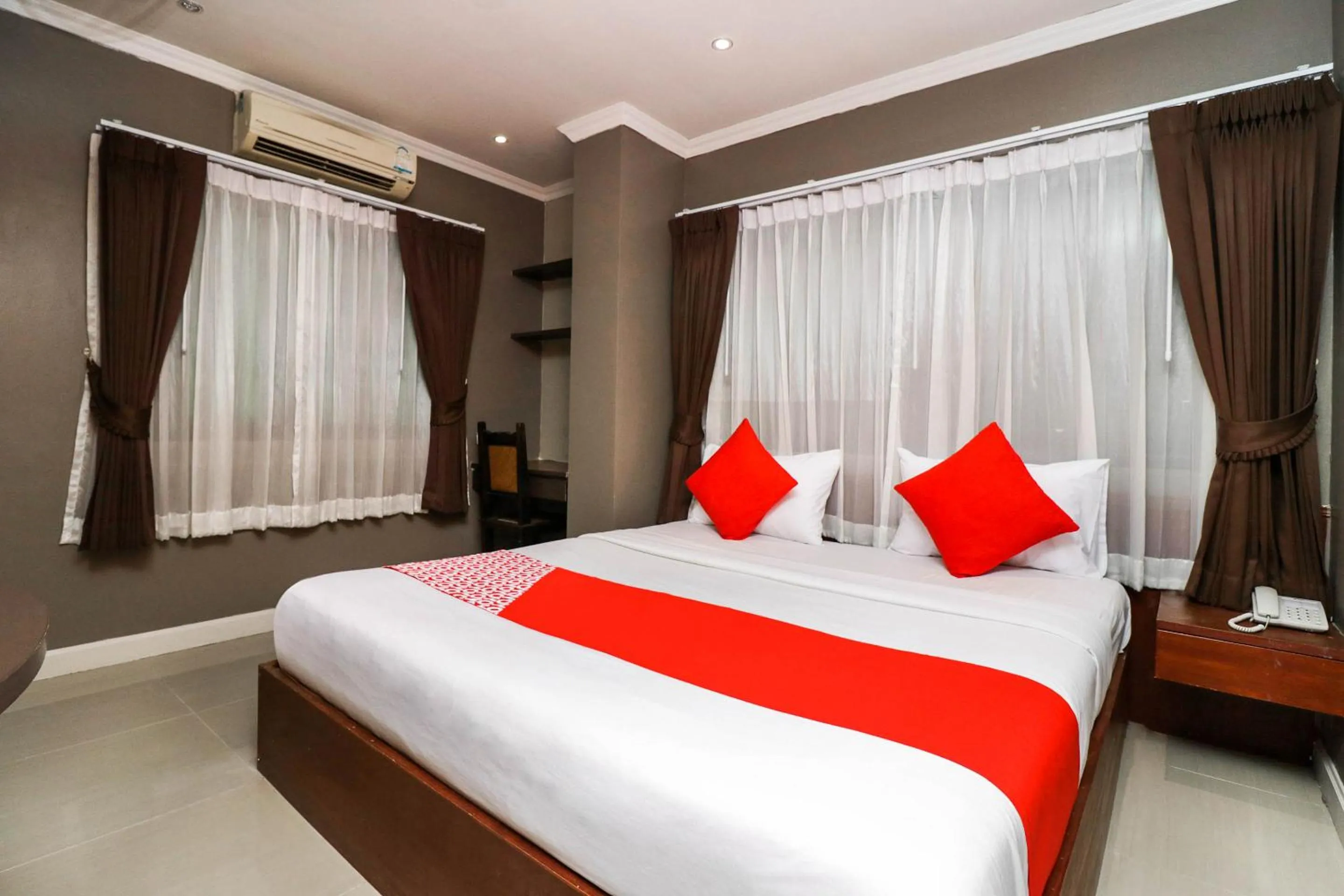 Bedroom, Bed in Natural Beach Hotel Pattaya
