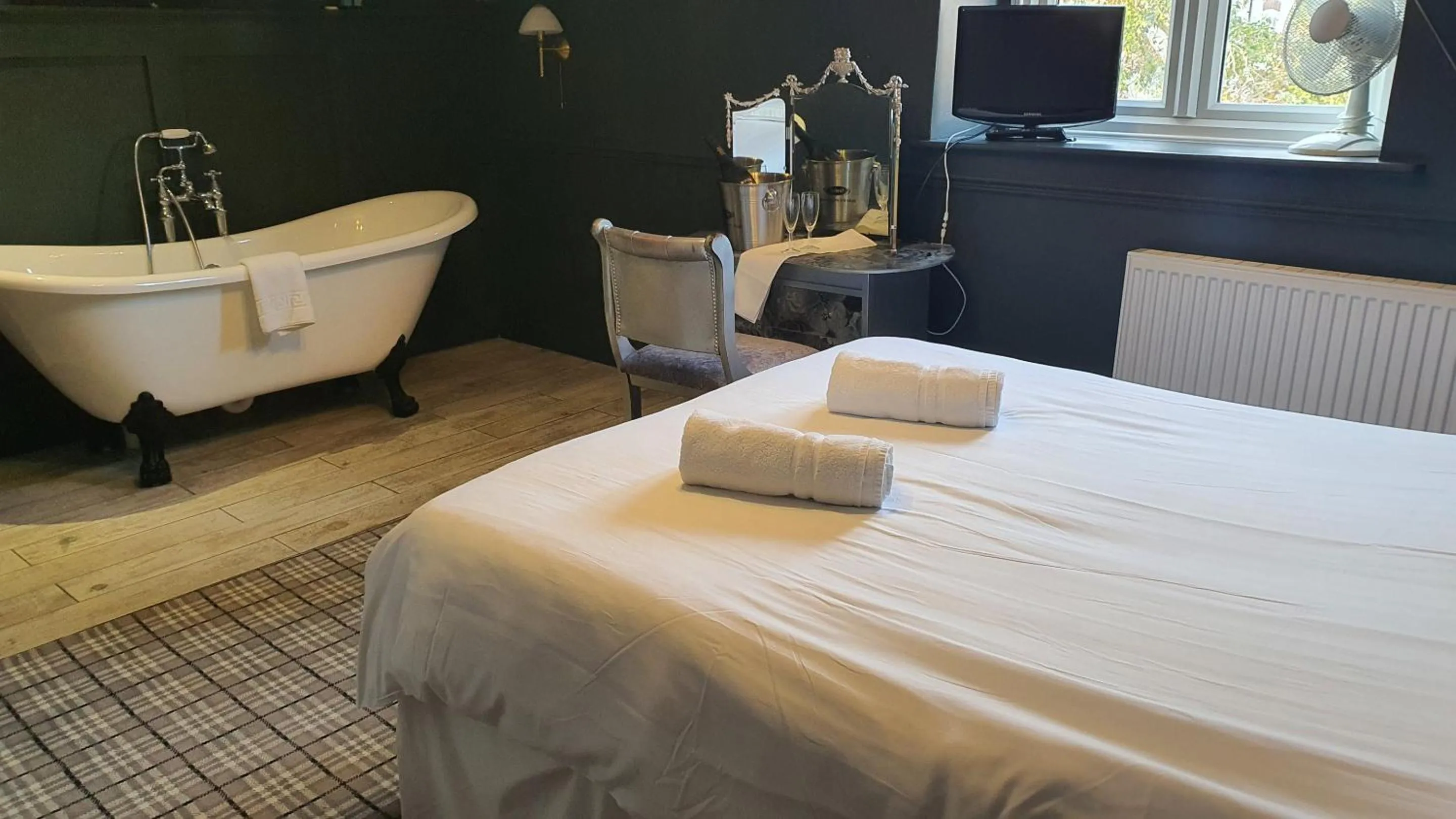 Bedroom, Bed in The Lugger Inn