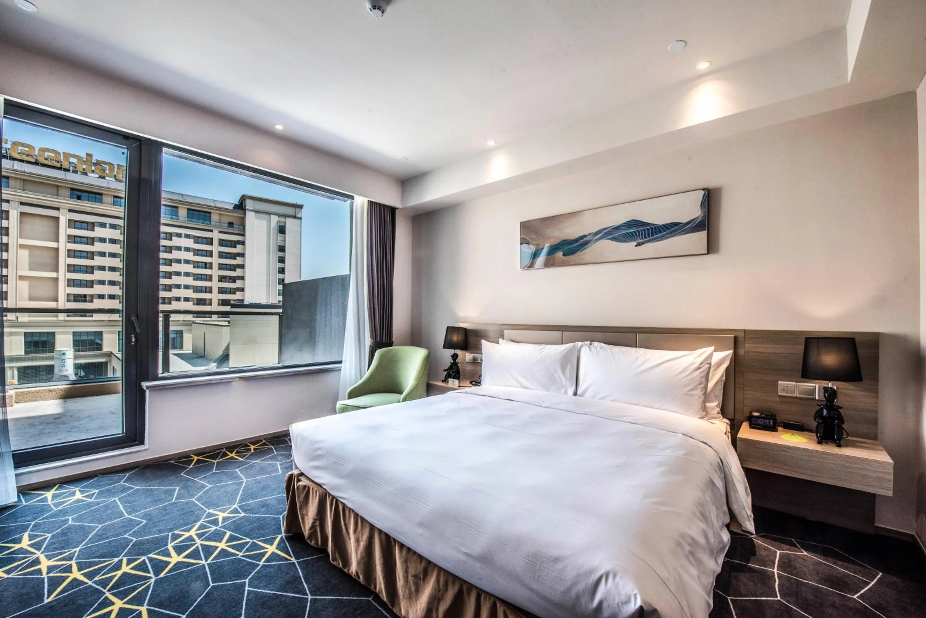 Bed in Q-Box Hotel Shanghai Sanjiagang -Offer Pudong International Airport and Disney shuttle