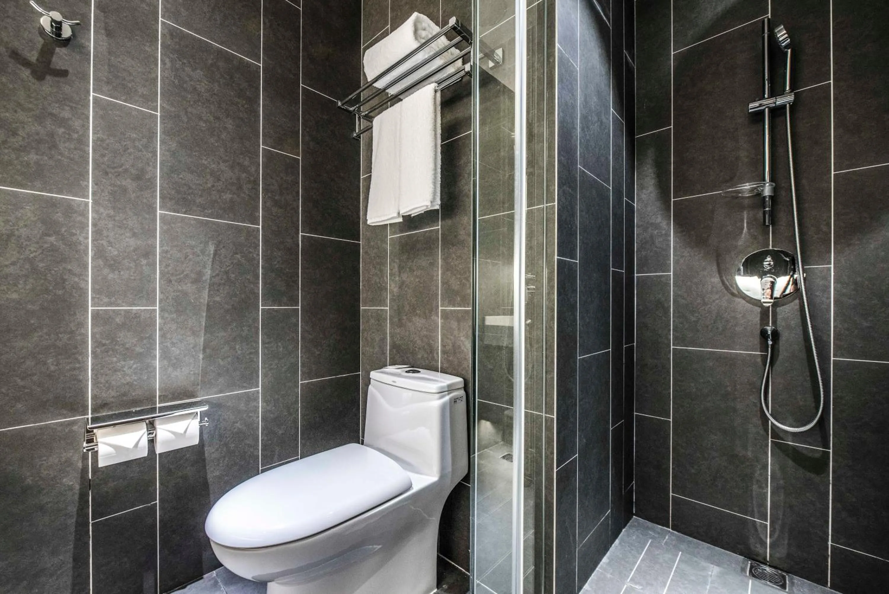 Shower in Q-Box Hotel Shanghai Sanjiagang -Offer Pudong International Airport and Disney shuttle