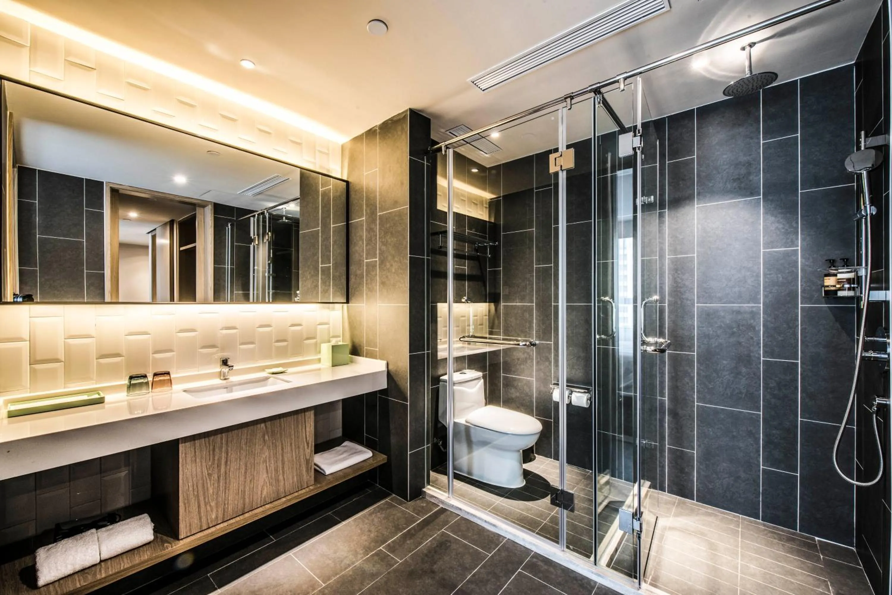 Shower in Q-Box Hotel Shanghai Sanjiagang -Offer Pudong International Airport and Disney shuttle