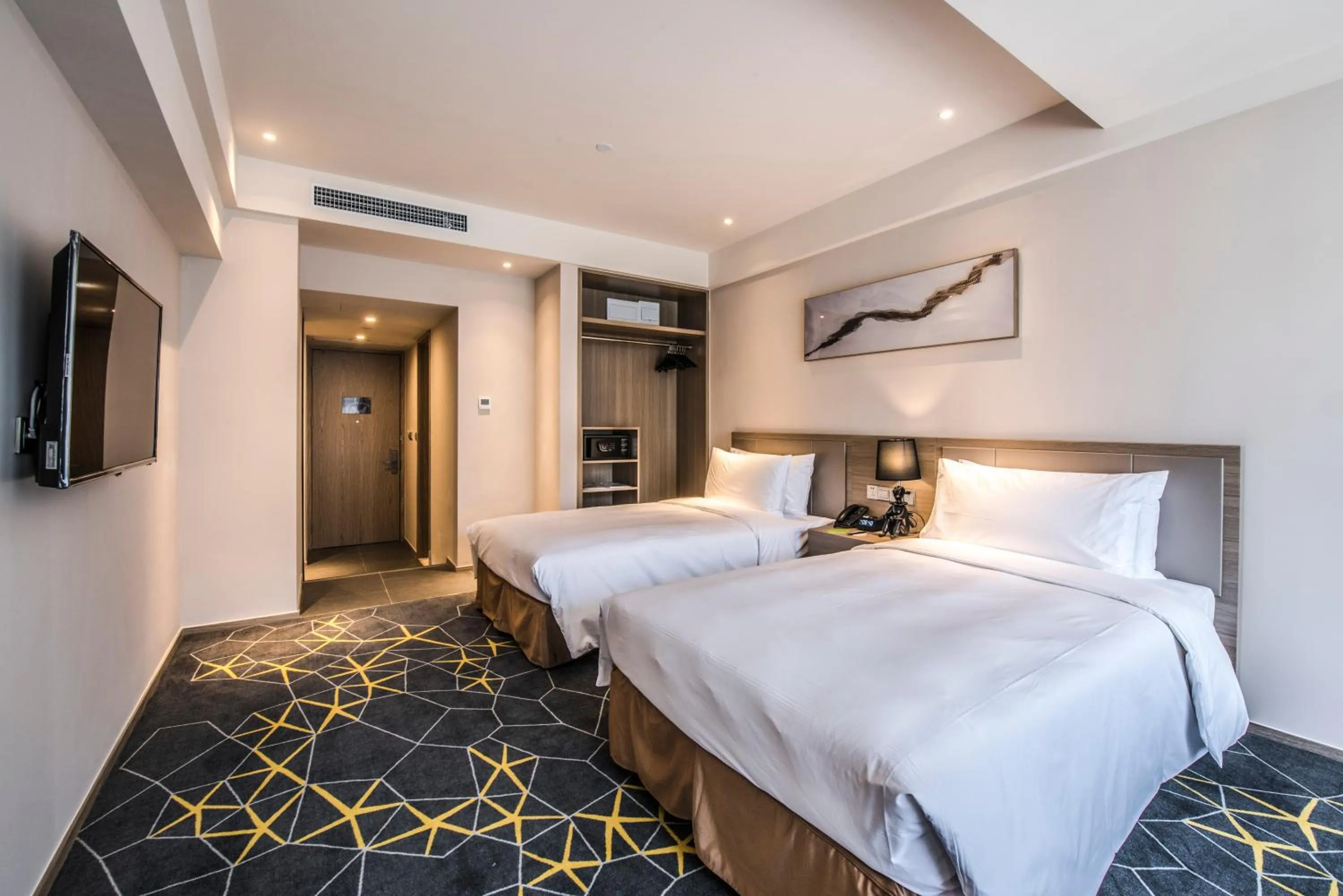 Bed in Q-Box Hotel Shanghai Sanjiagang -Offer Pudong International Airport and Disney shuttle