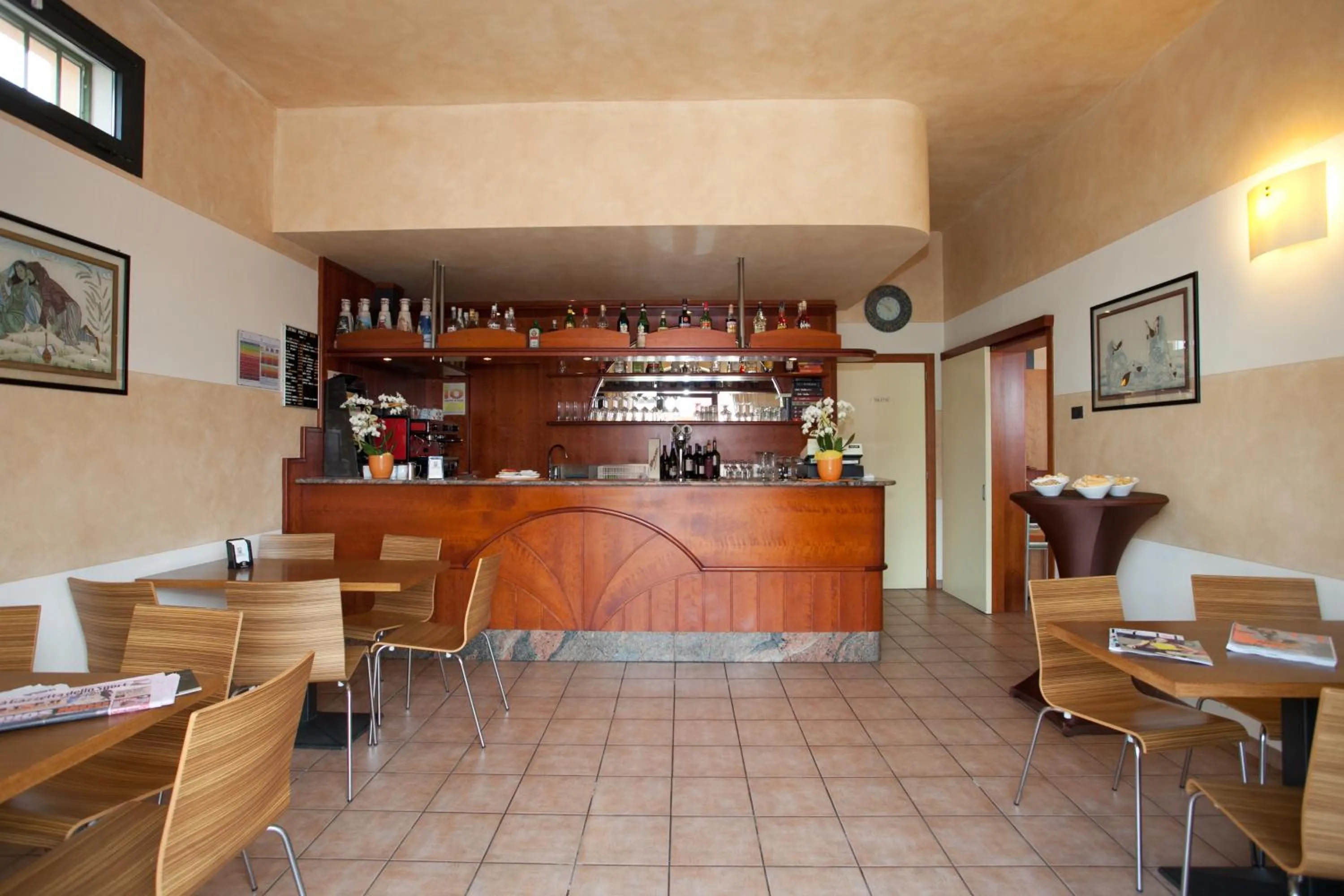 Lounge or bar in Hotel Pinamonte