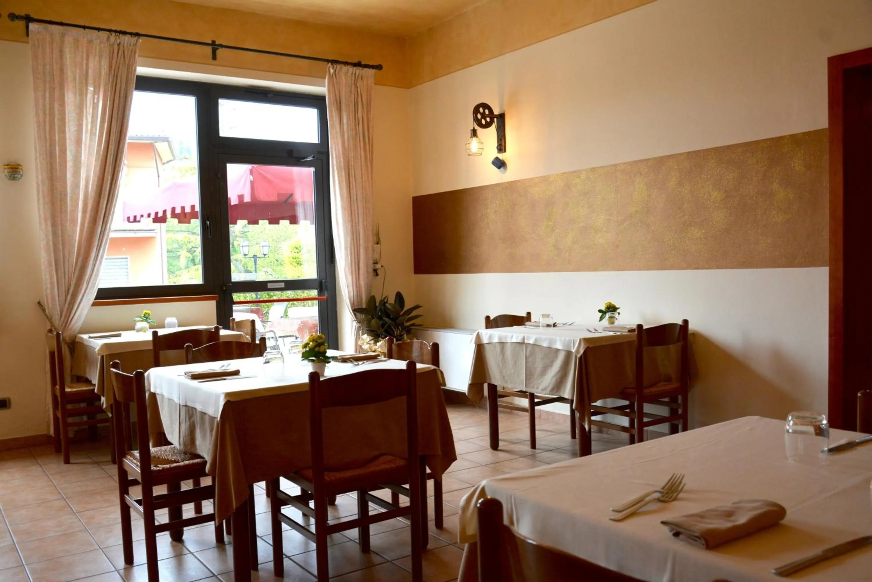 Lounge or bar in Hotel Pinamonte