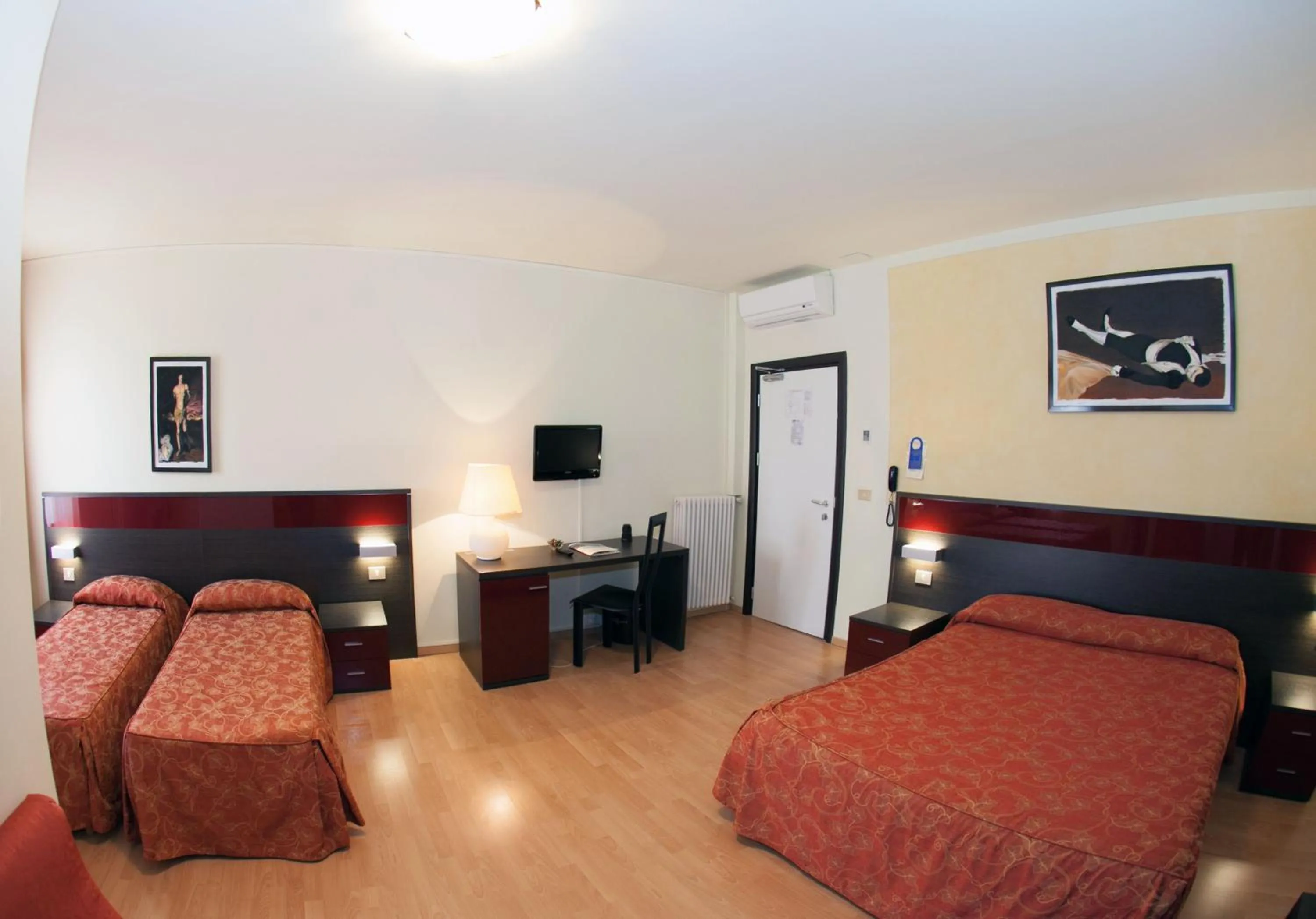 Photo of the whole room, Bed in Hotel Pinamonte