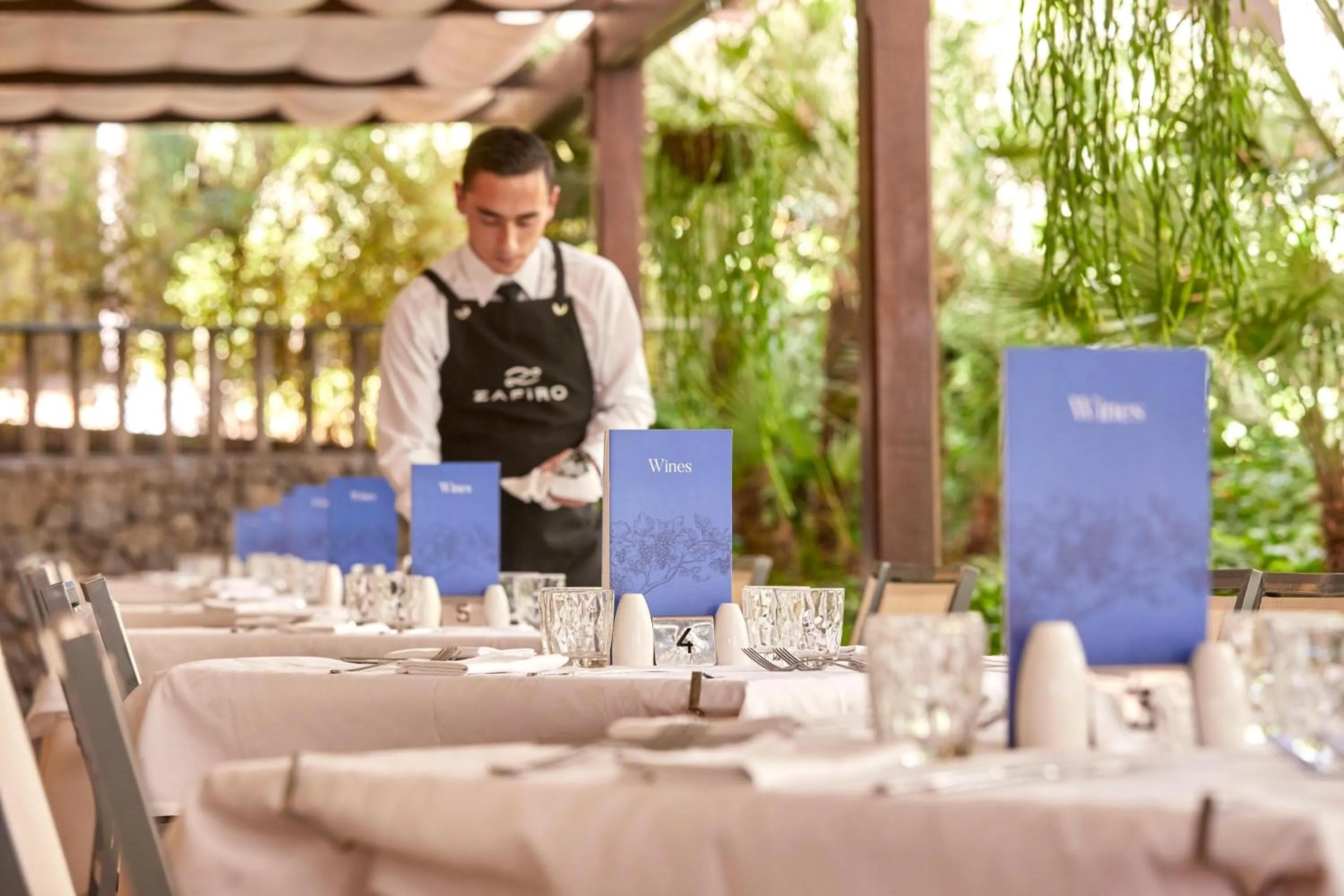 Restaurant/places to eat in Zafiro Cala Mesquida
