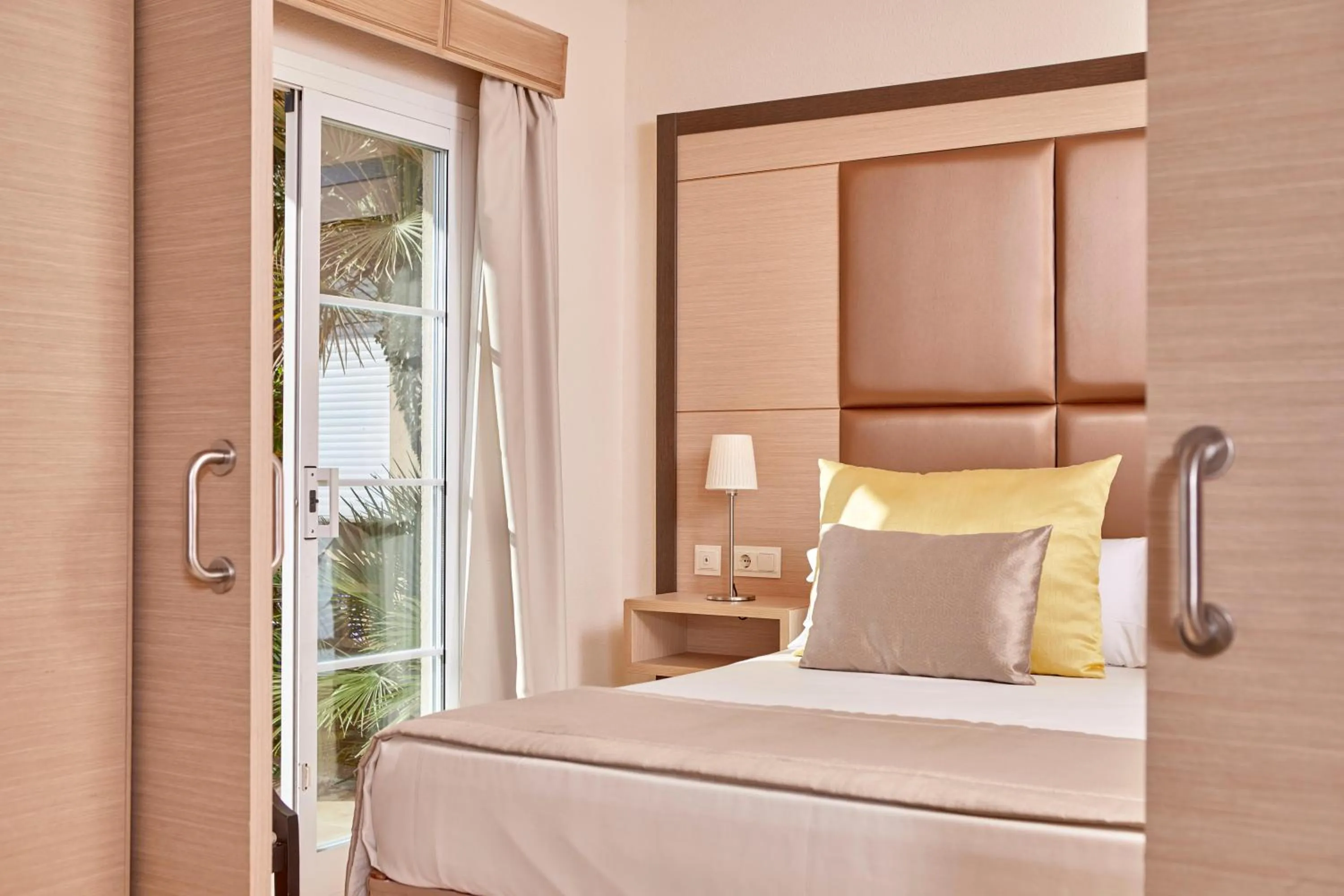 Photo of the whole room, Bed in Zafiro Cala Mesquida