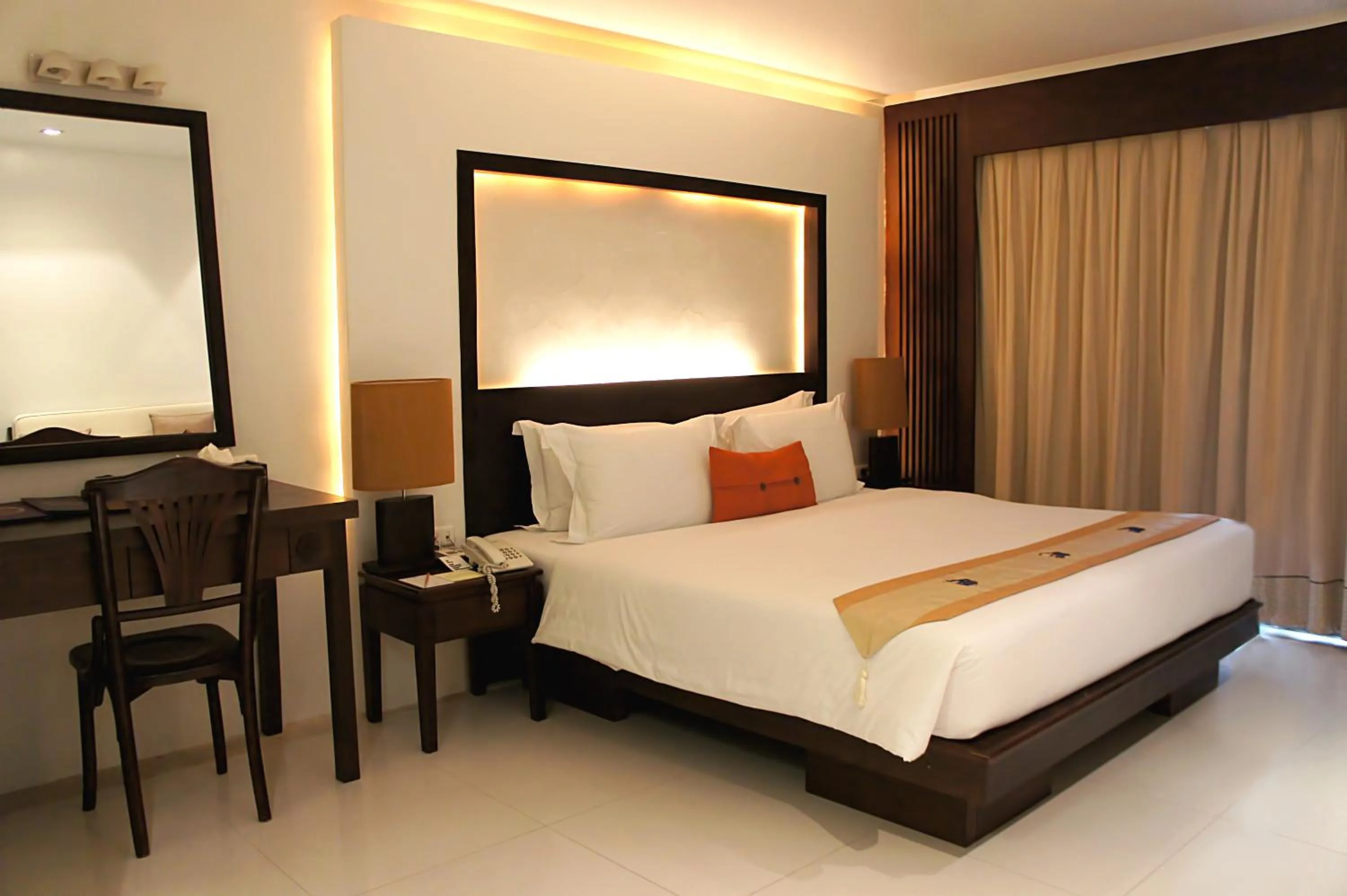 Photo of the whole room, Bed in Safari Beach Hotel Patong